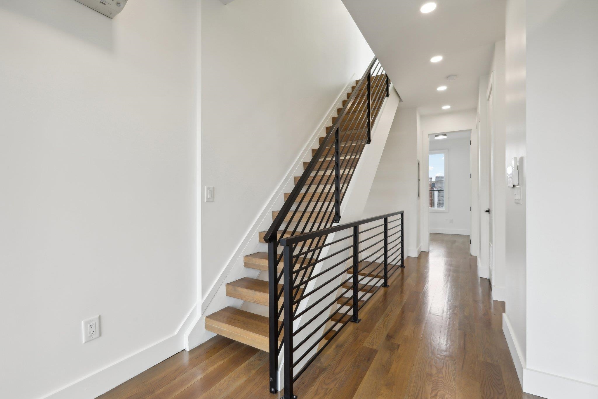 250 VAN HORNE ST Unit: 4