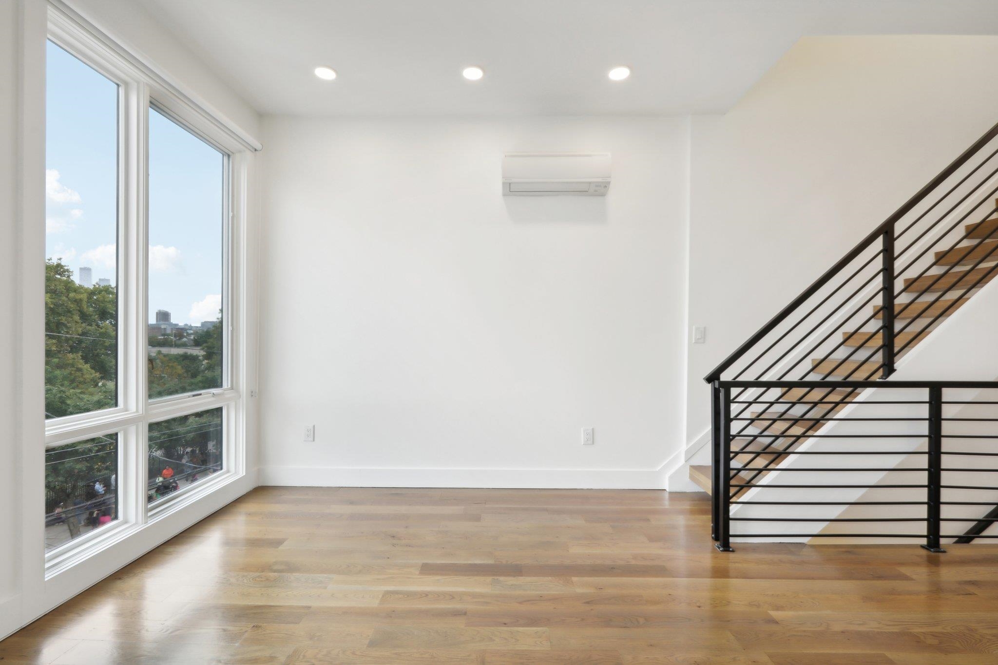 250 VAN HORNE ST Unit: 4