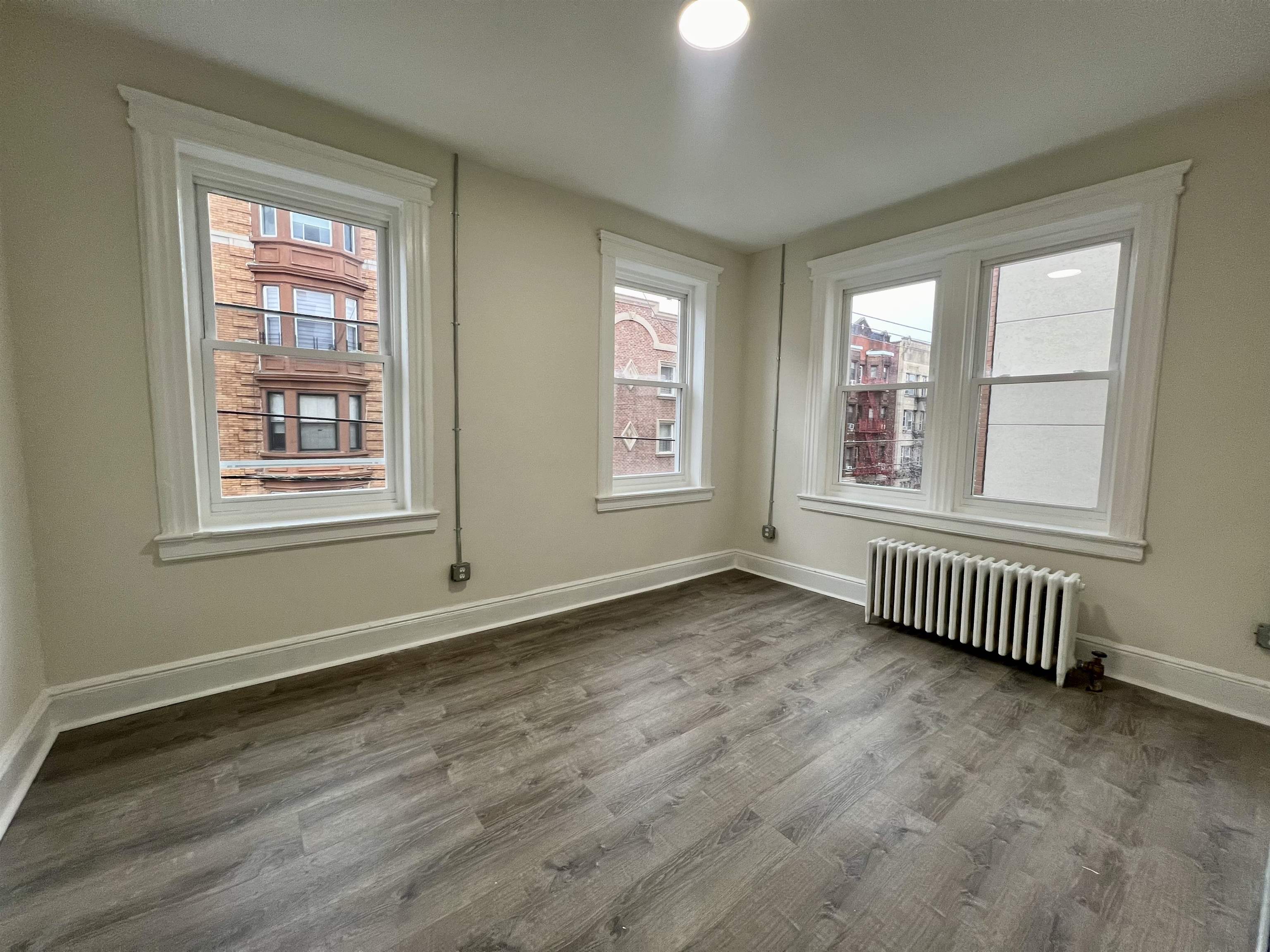 6002 HUDSON AVE Unit: 4