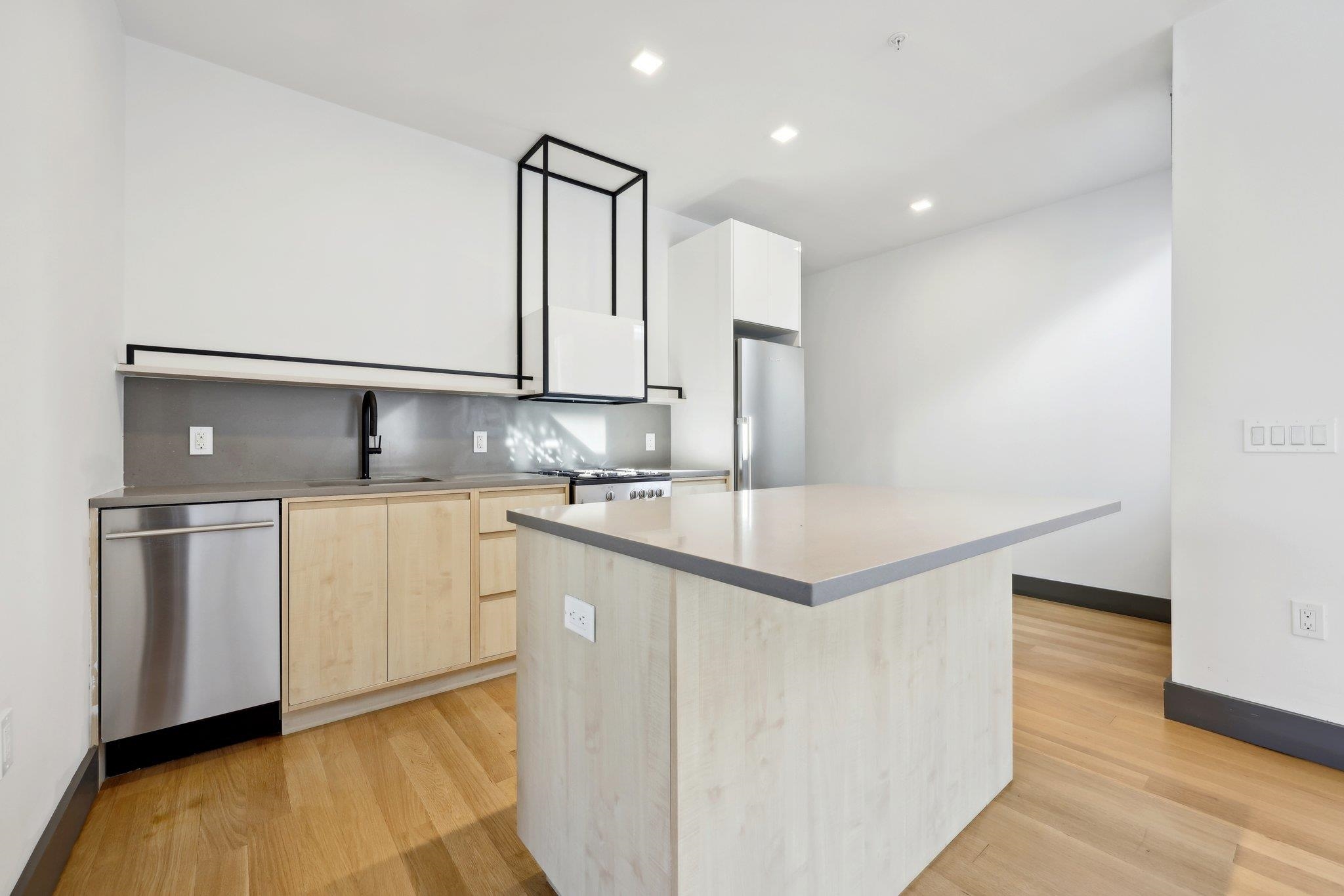 424 ARLINGTON AVE Unit: 207