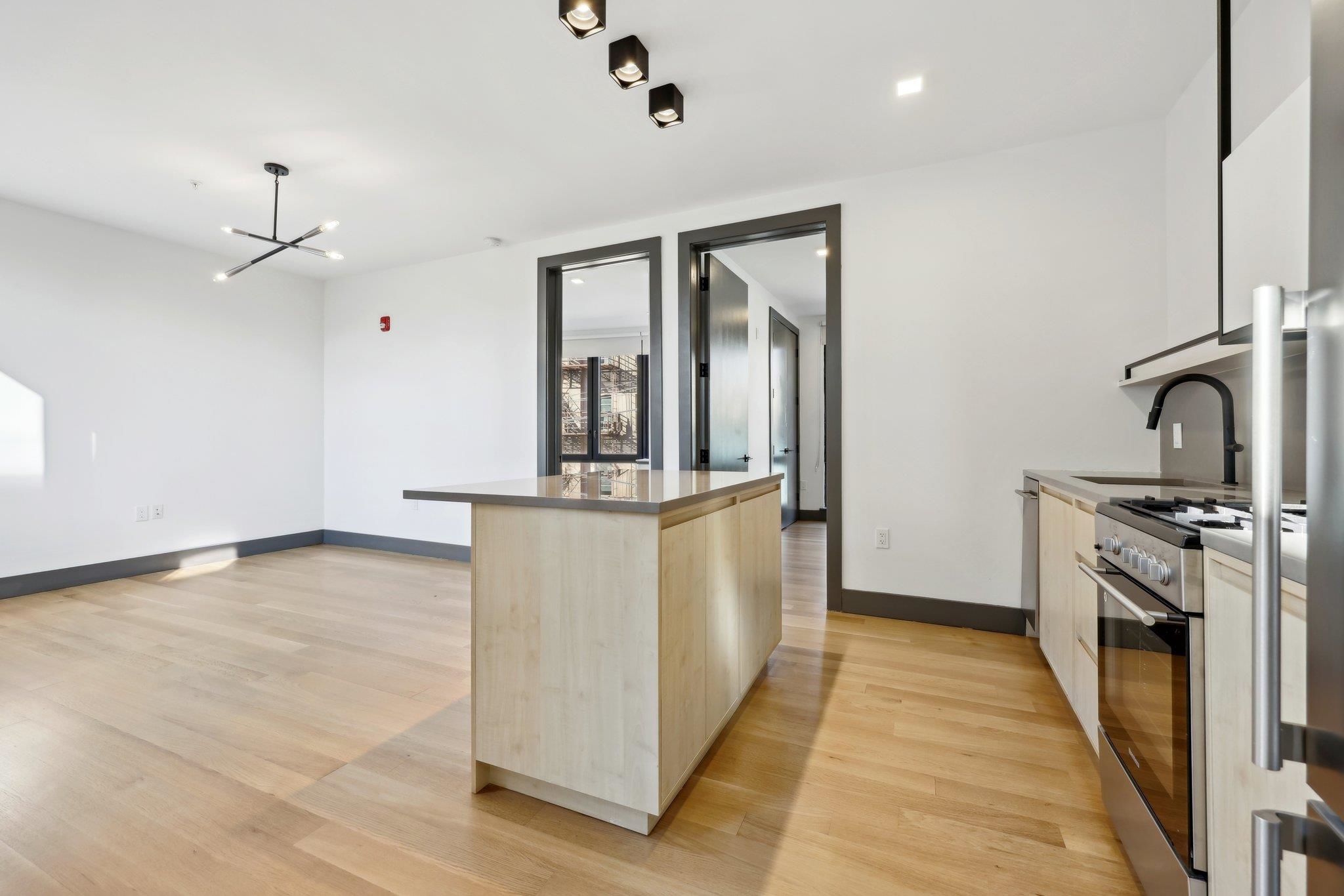 424 ARLINGTON AVE Unit: 207