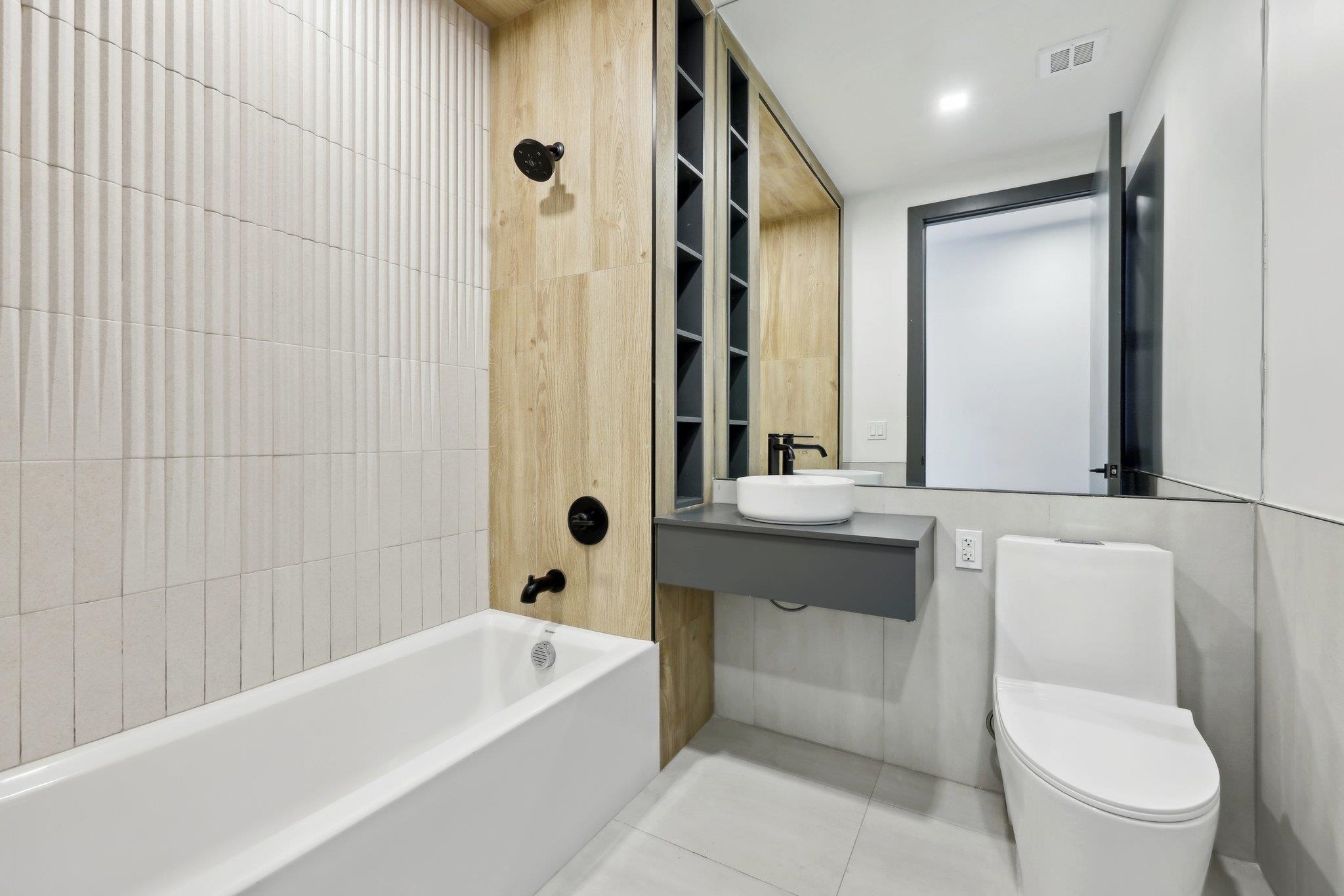 424 ARLINGTON AVE Unit: 207