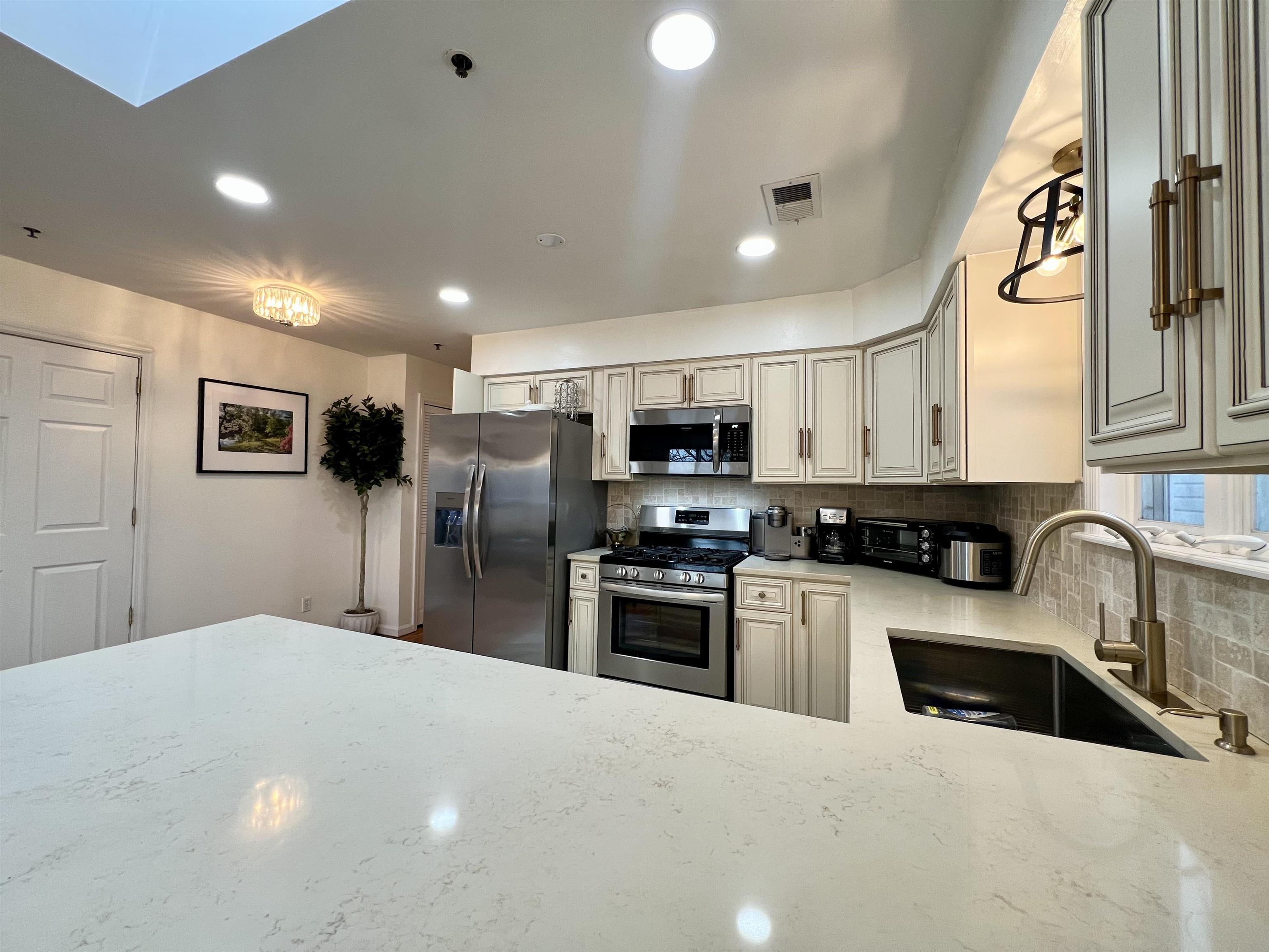 253 TERRACE AVE Unit: 2