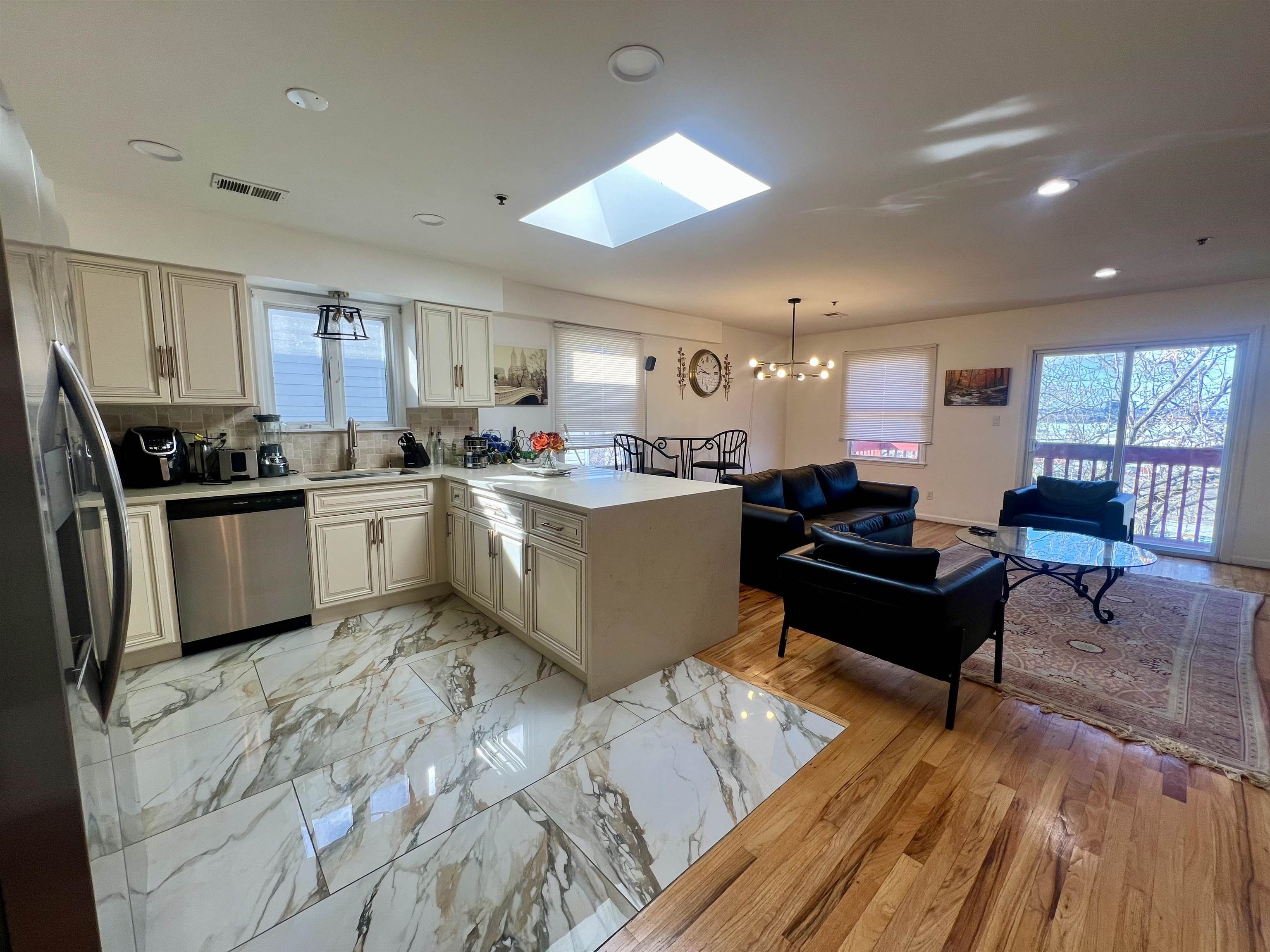 253 TERRACE AVE Unit: 2