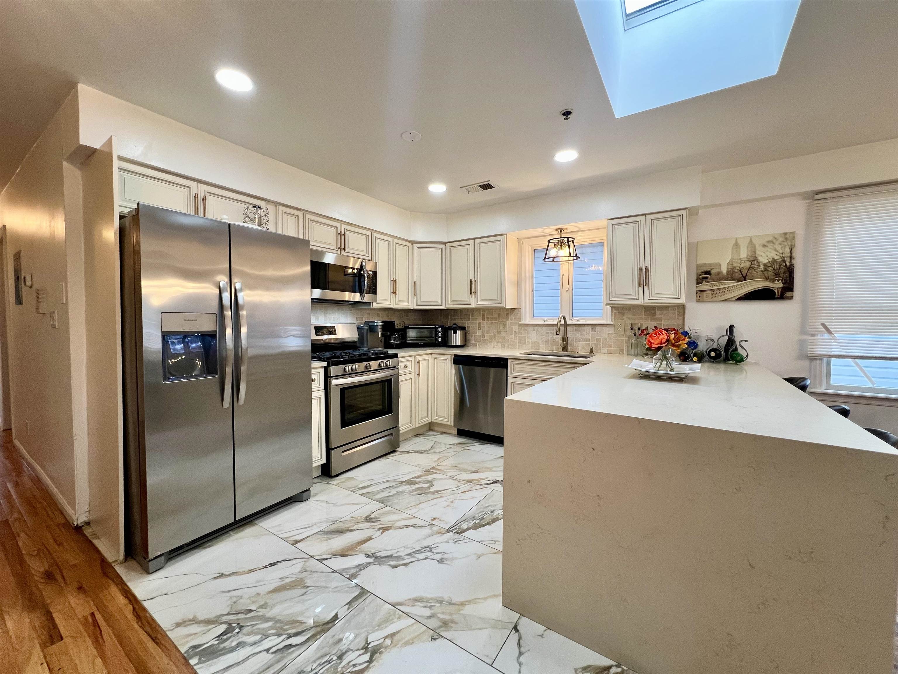 253 TERRACE AVE Unit: 2