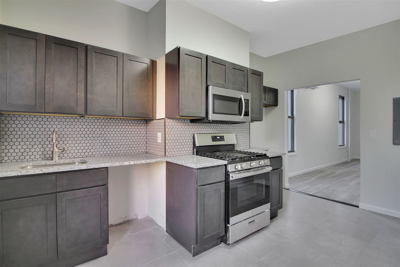 332 JACKSON ST Unit: 2R