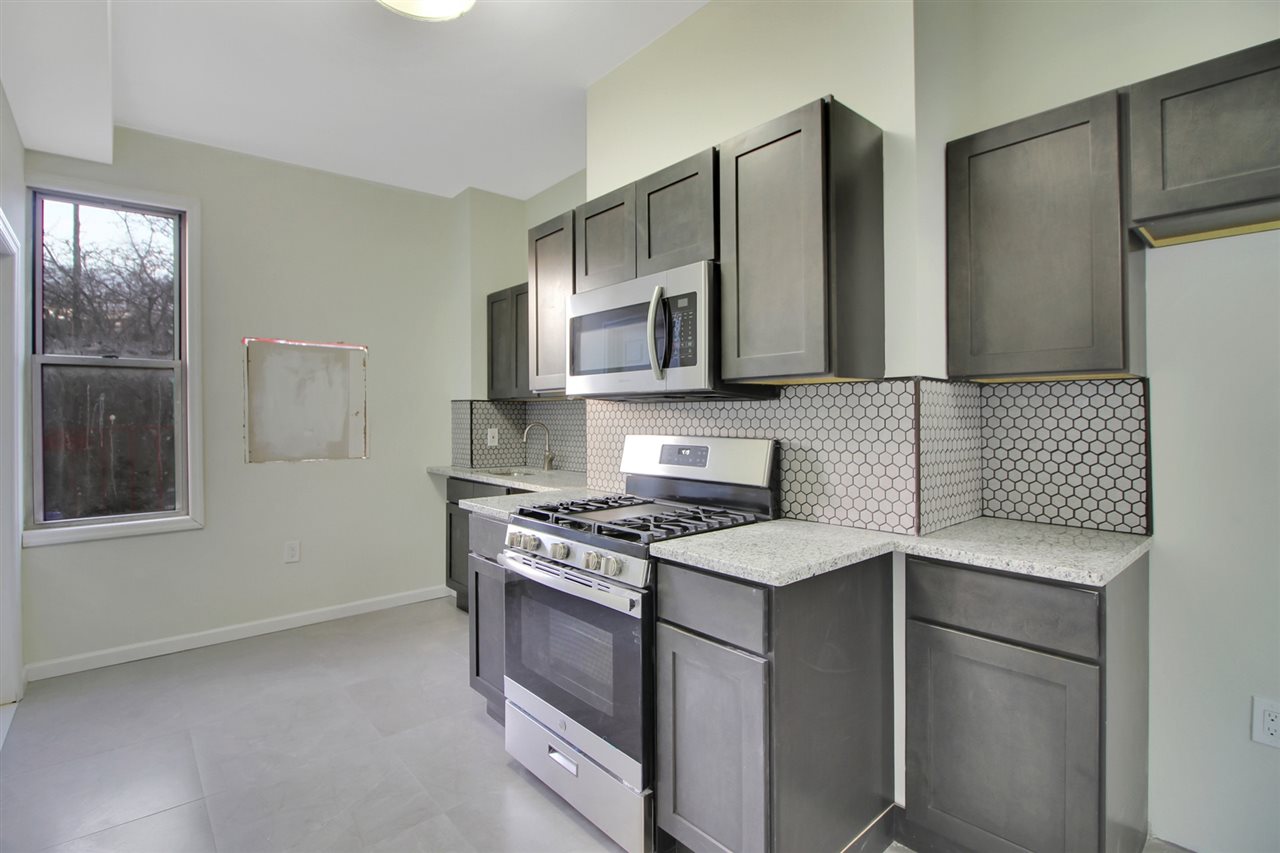 332 JACKSON ST Unit: 2R