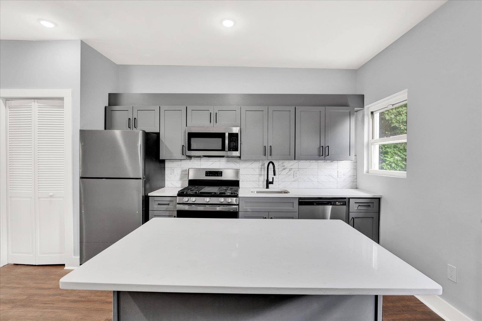 828 OCEAN AVE Unit: 2