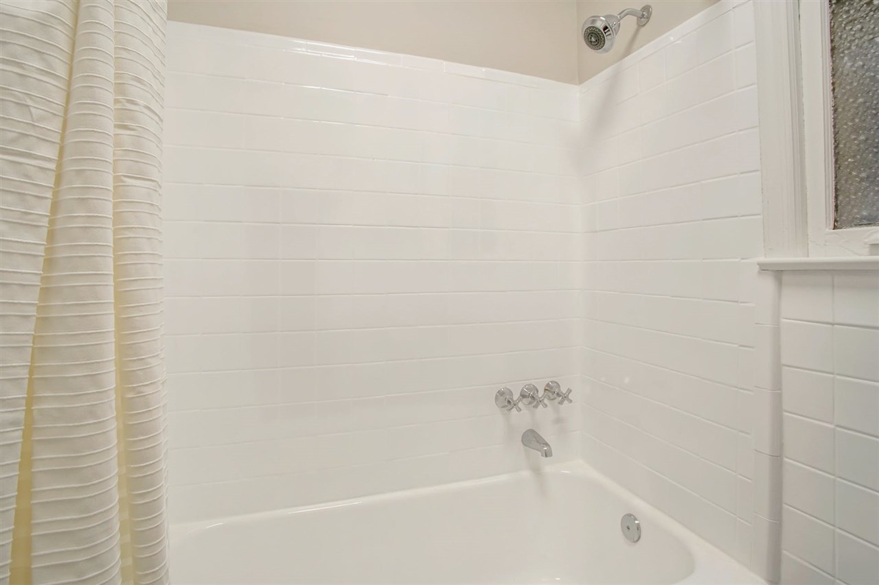 4914 PARK AVE Unit: 2R