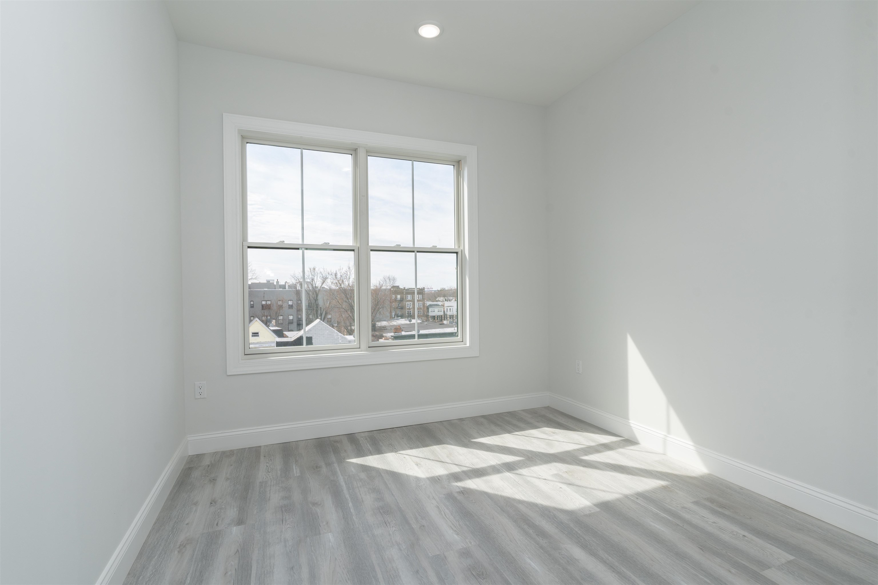 144 BERGEN AVE Unit: 4D