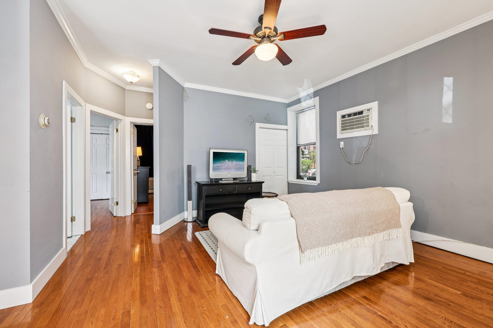 263 10TH ST Unit: 1E