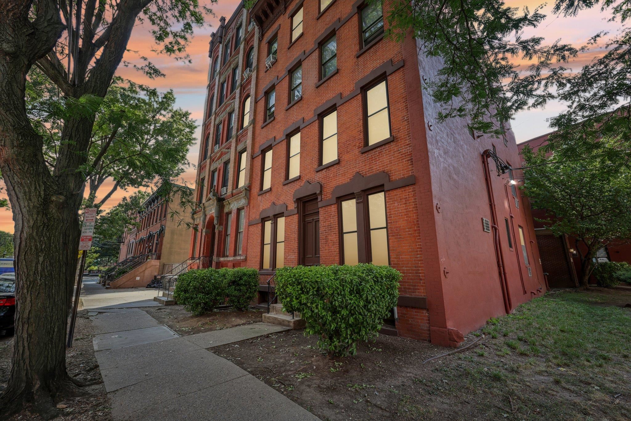 263 10TH ST Unit: 1E