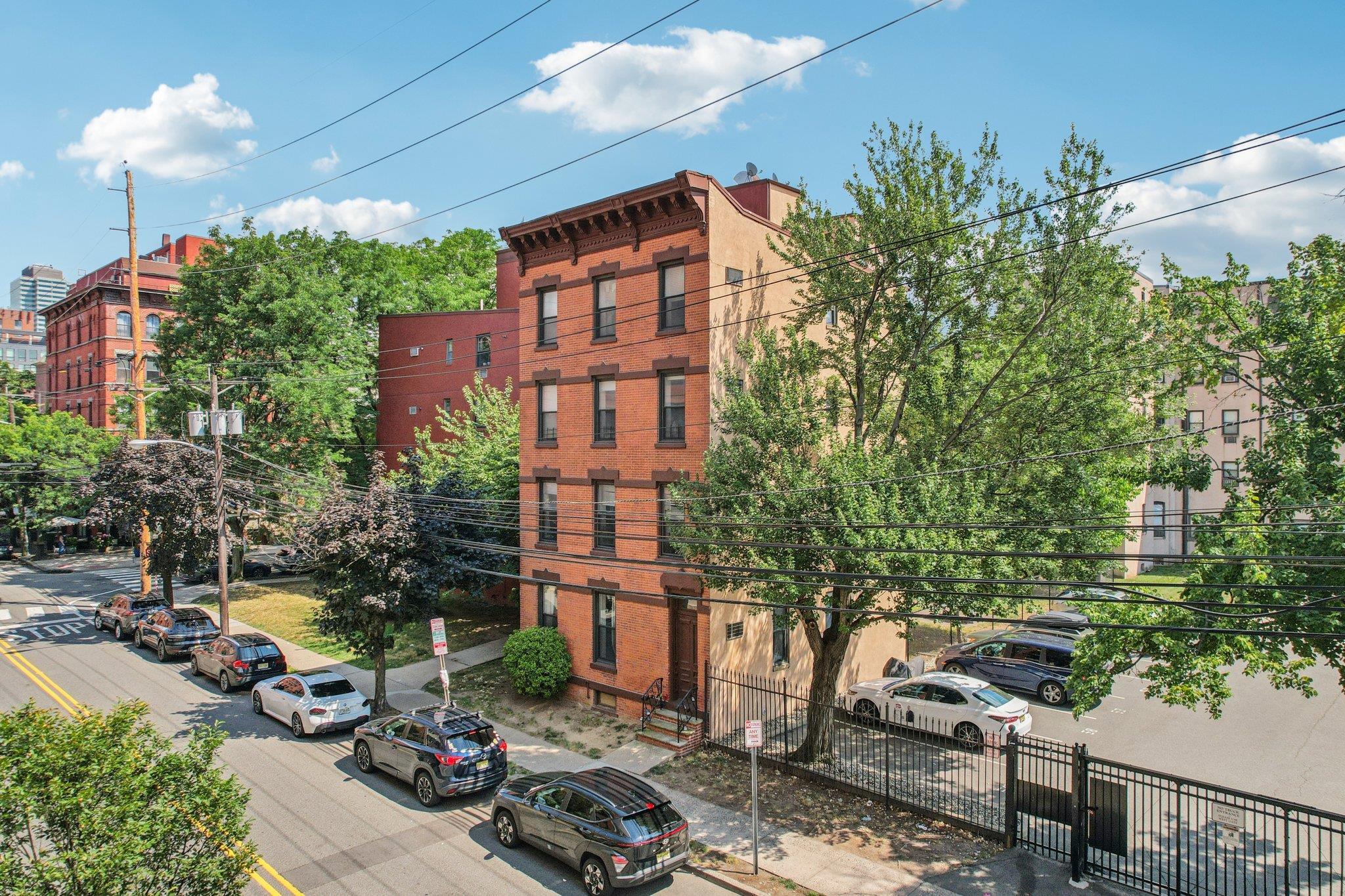 263 10TH ST Unit: 1E