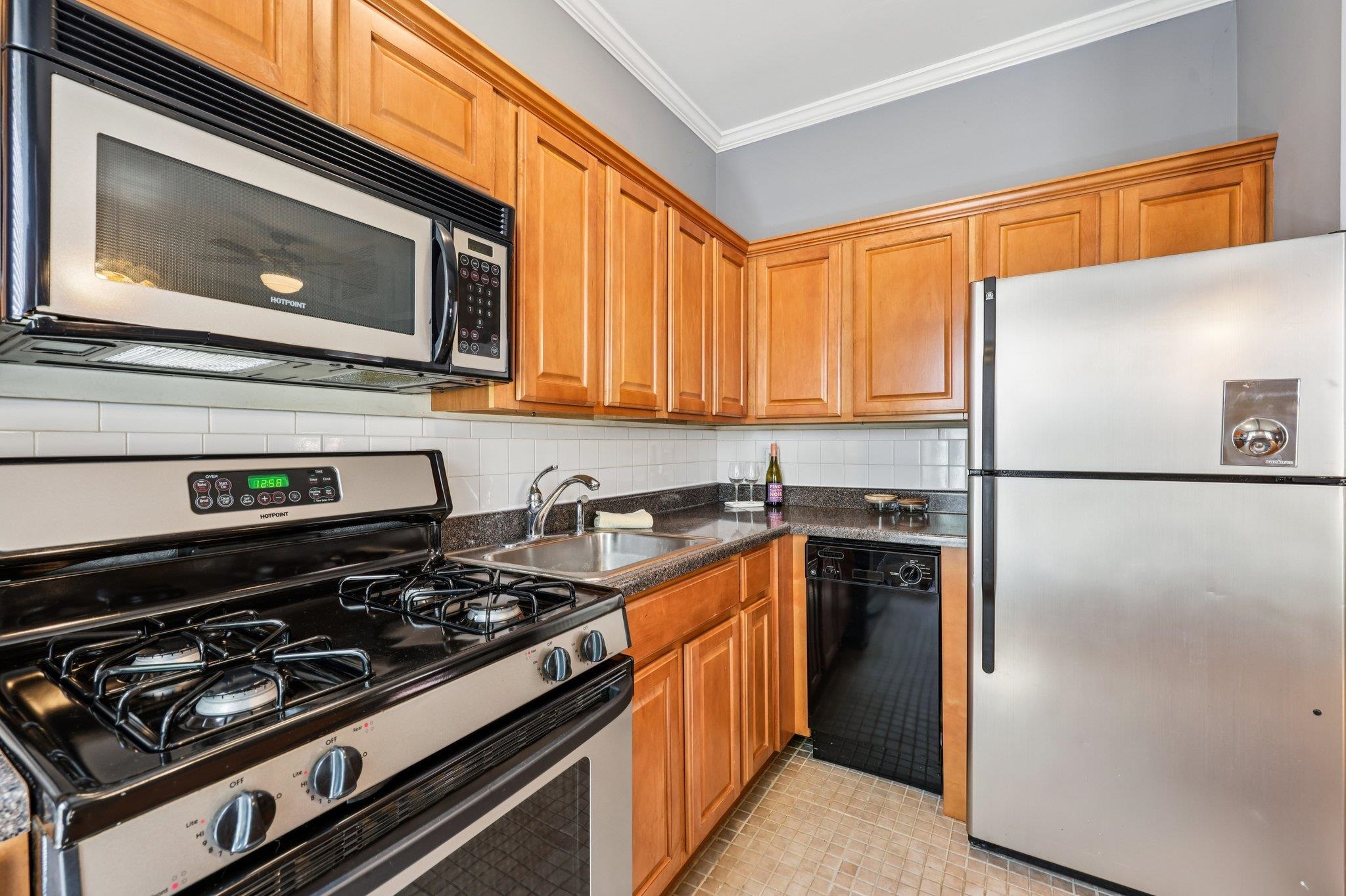 263 10TH ST Unit: 1E