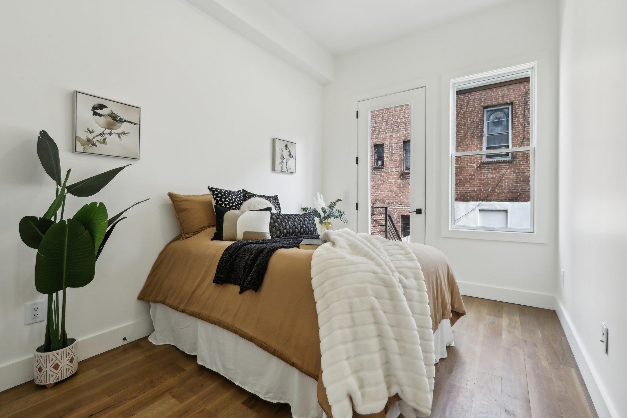 250 VAN HORNE ST Unit: 2