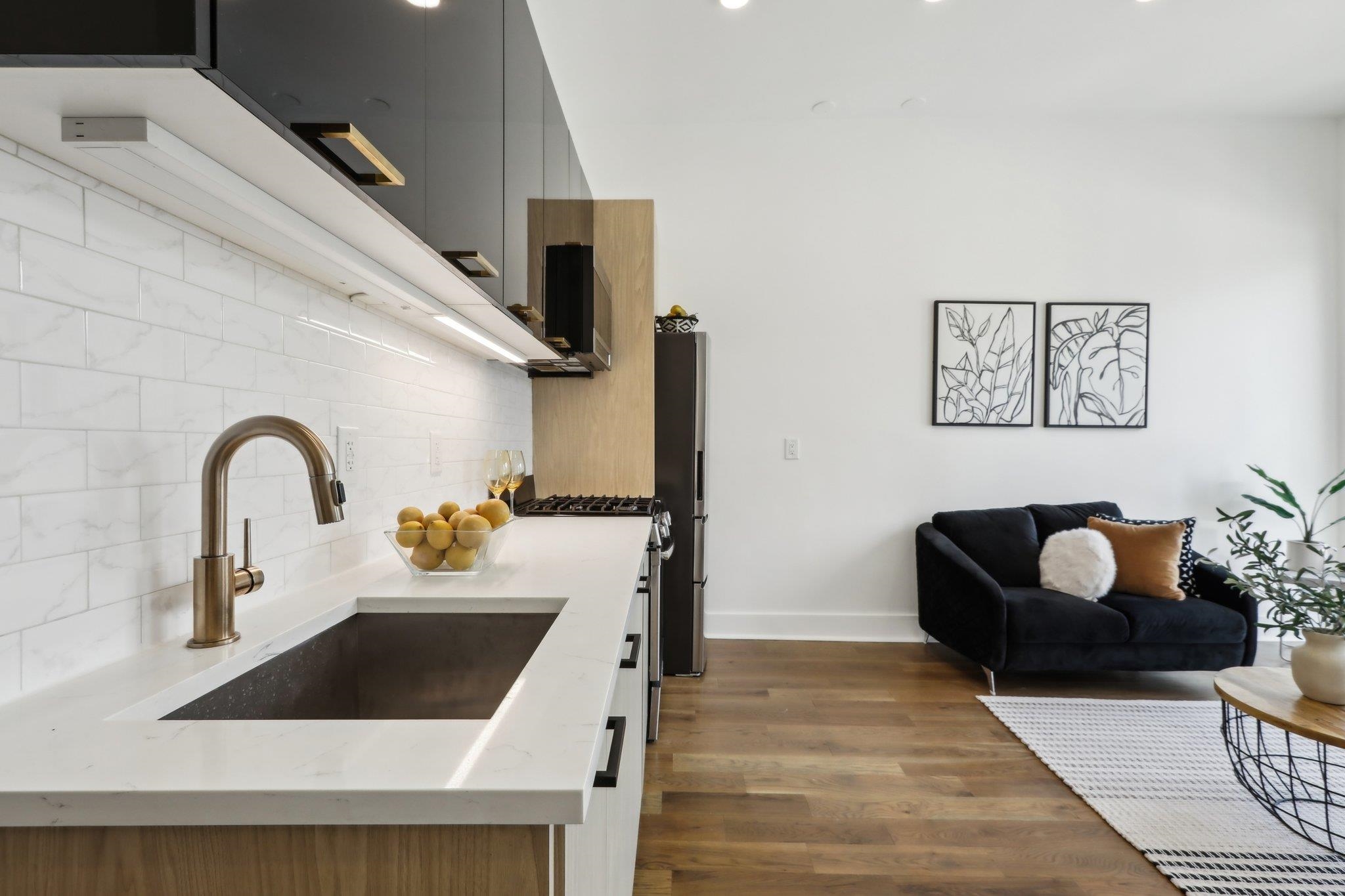 250 VAN HORNE ST Unit: 2