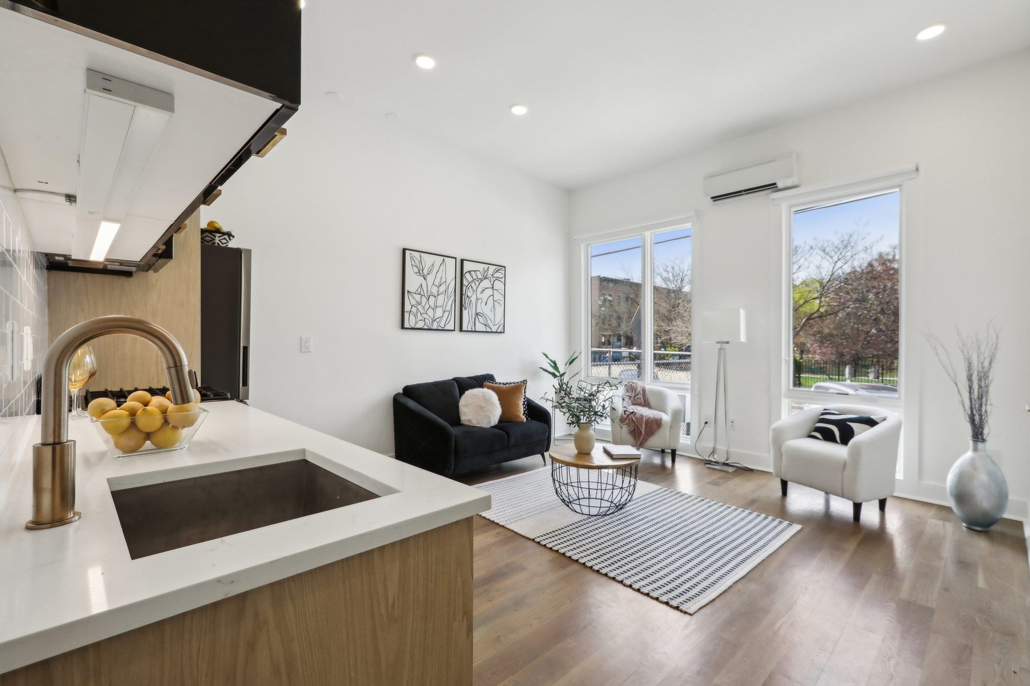 250 VAN HORNE ST Unit: 2