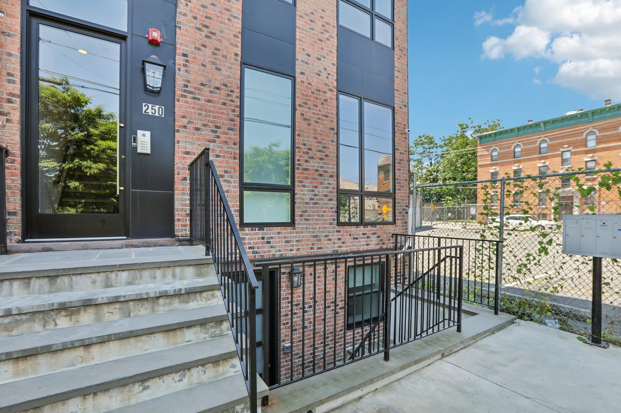 250 VAN HORNE ST Unit: 2