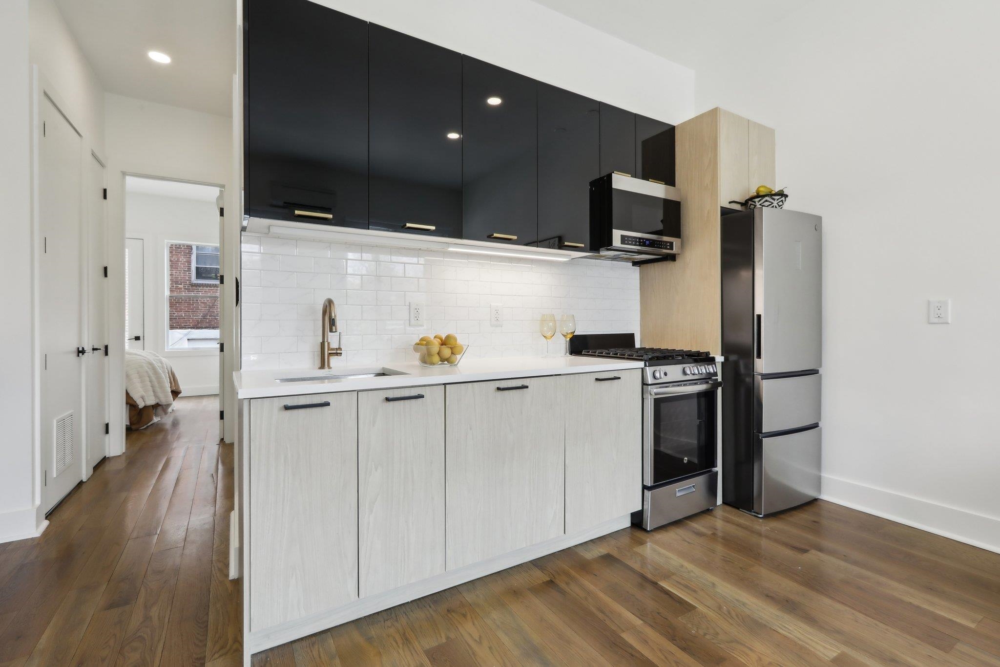 250 VAN HORNE ST Unit: 2