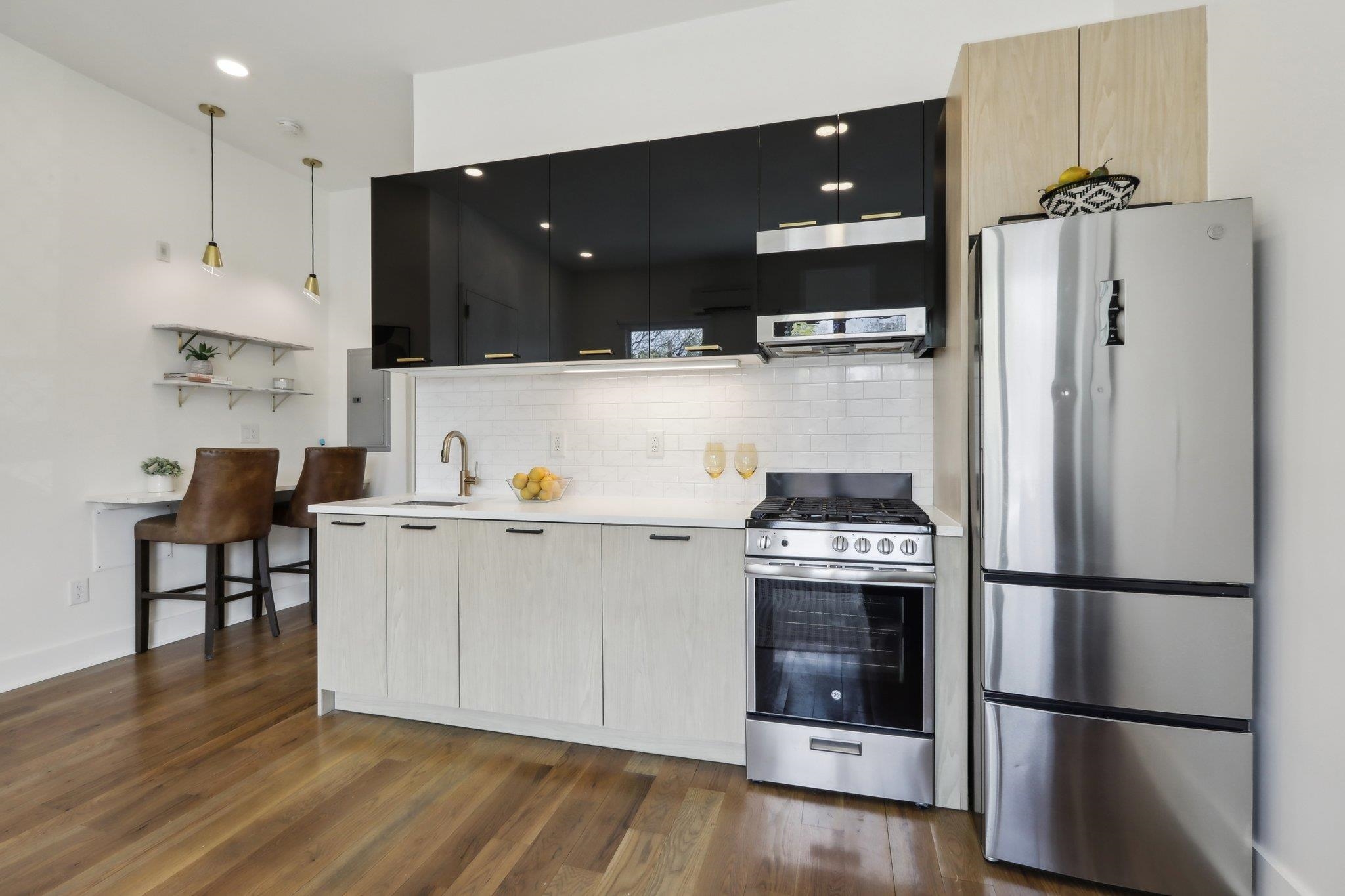 250 VAN HORNE ST Unit: 2