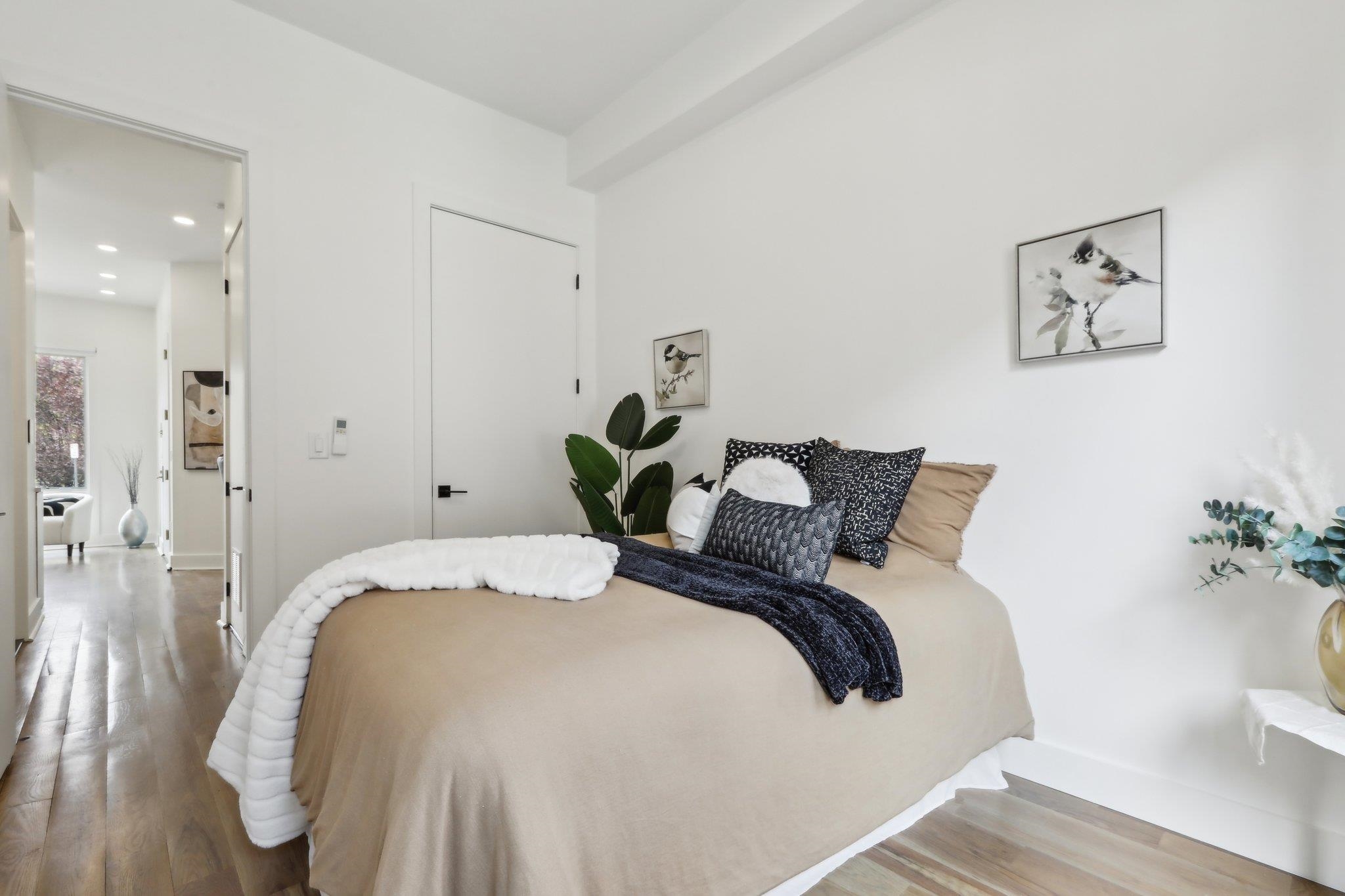 250 VAN HORNE ST Unit: 2