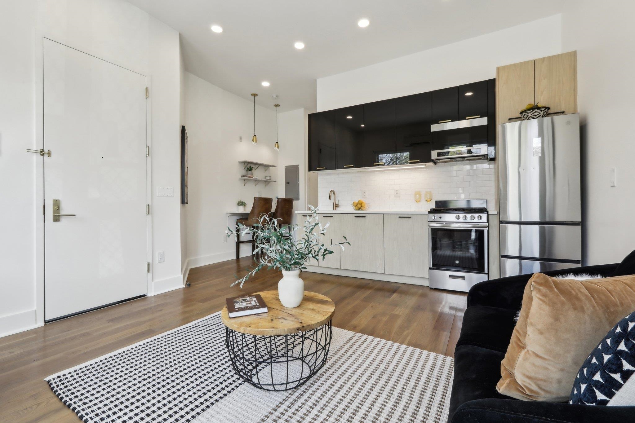 250 VAN HORNE ST Unit: 2