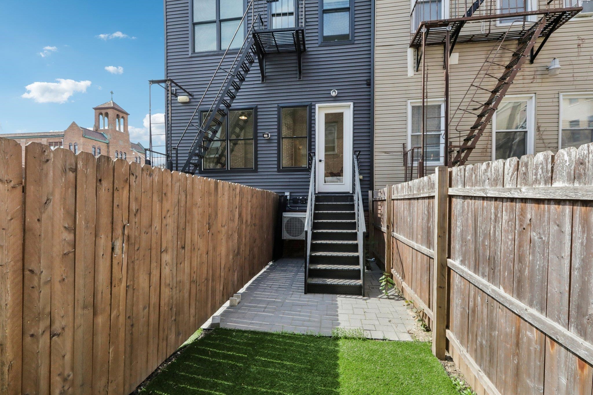 250 VAN HORNE ST Unit: 2