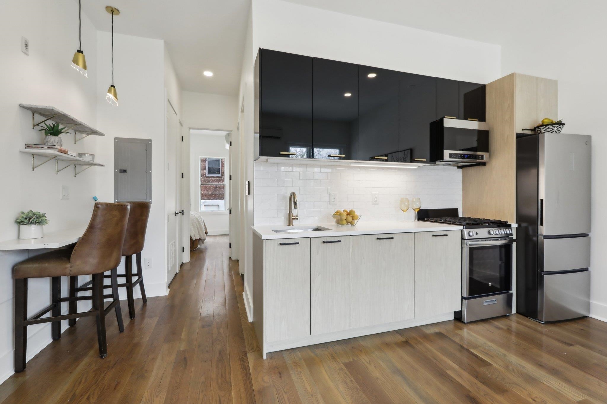 250 VAN HORNE ST Unit: 2