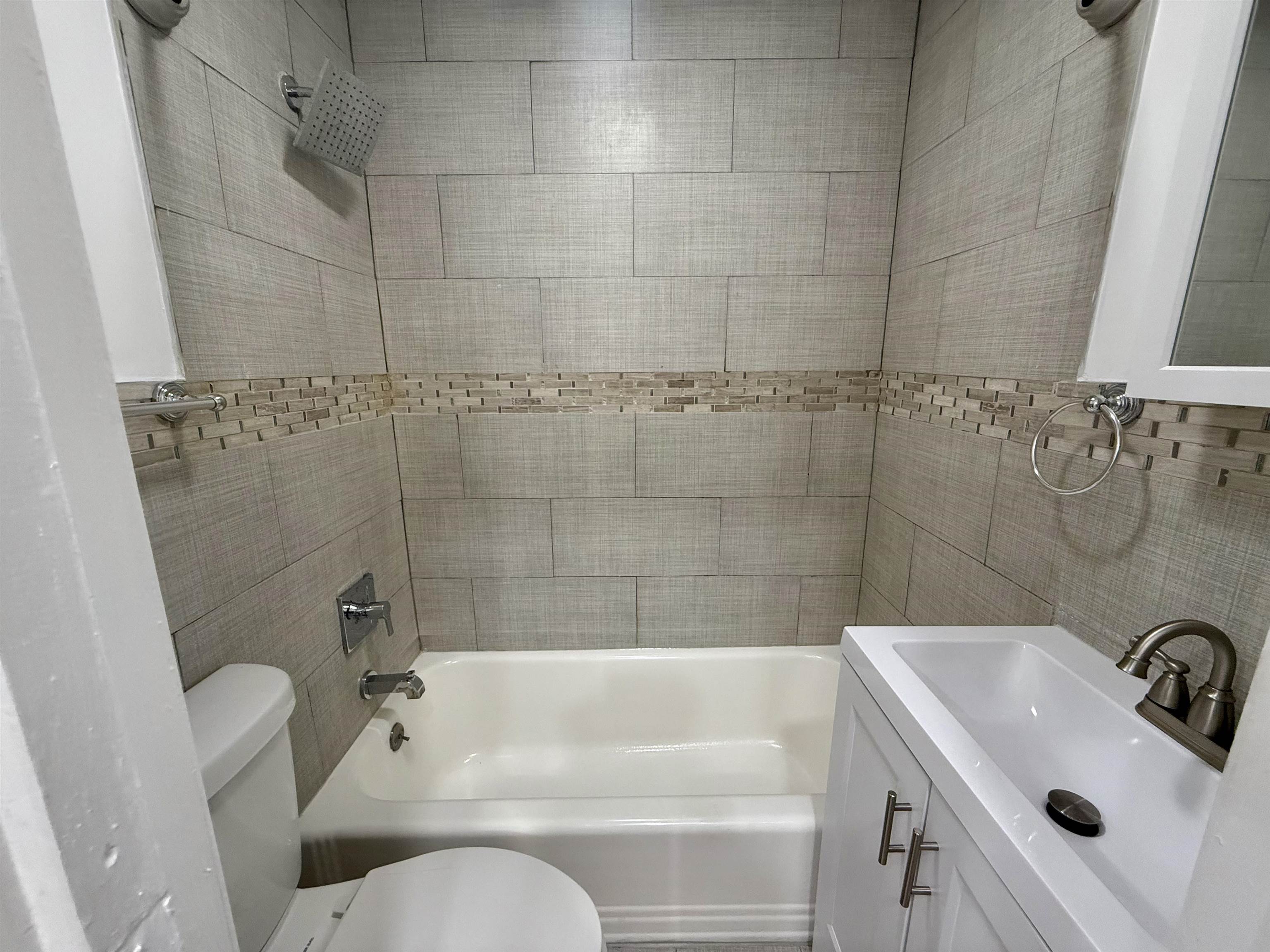 330 JACKSON ST Unit: 1R