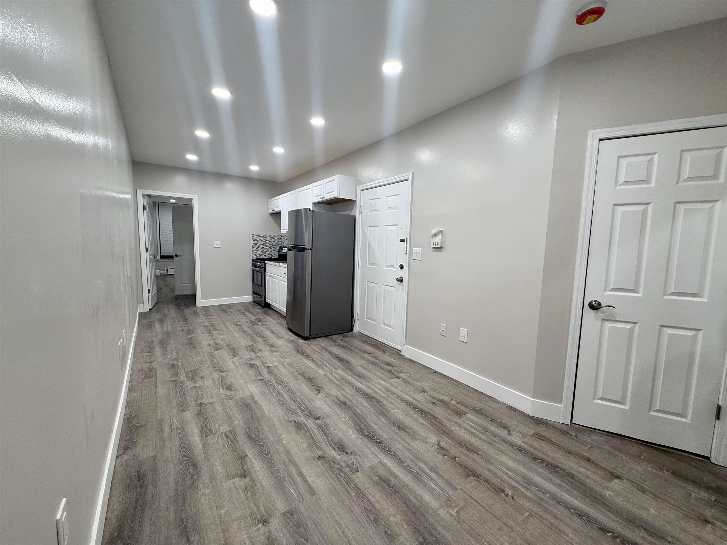 330 JACKSON ST Unit: 1R