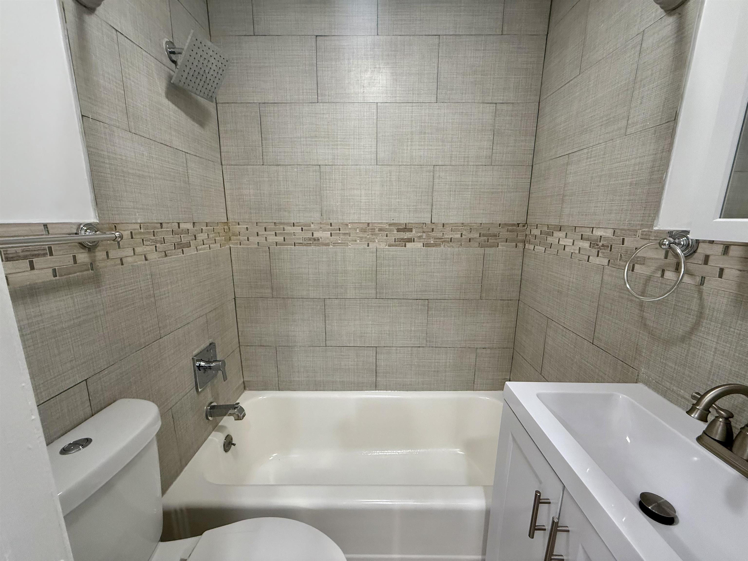 330 JACKSON ST Unit: 1R