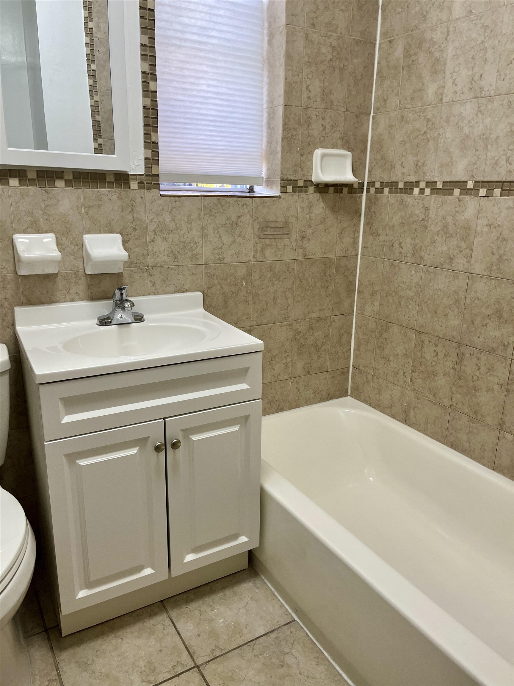 546 BERGEN AVE Unit: 1A