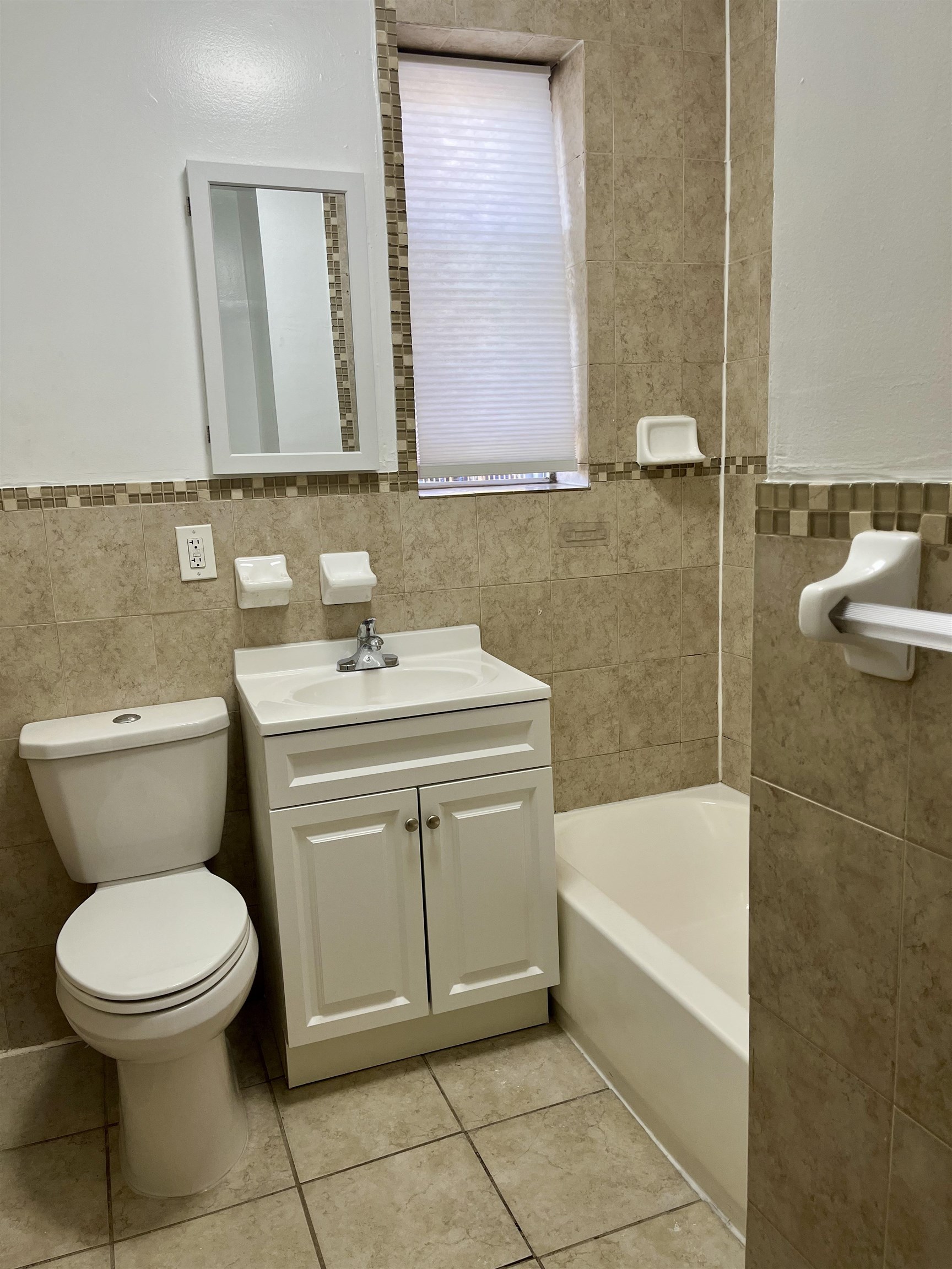 546 BERGEN AVE Unit: 1A