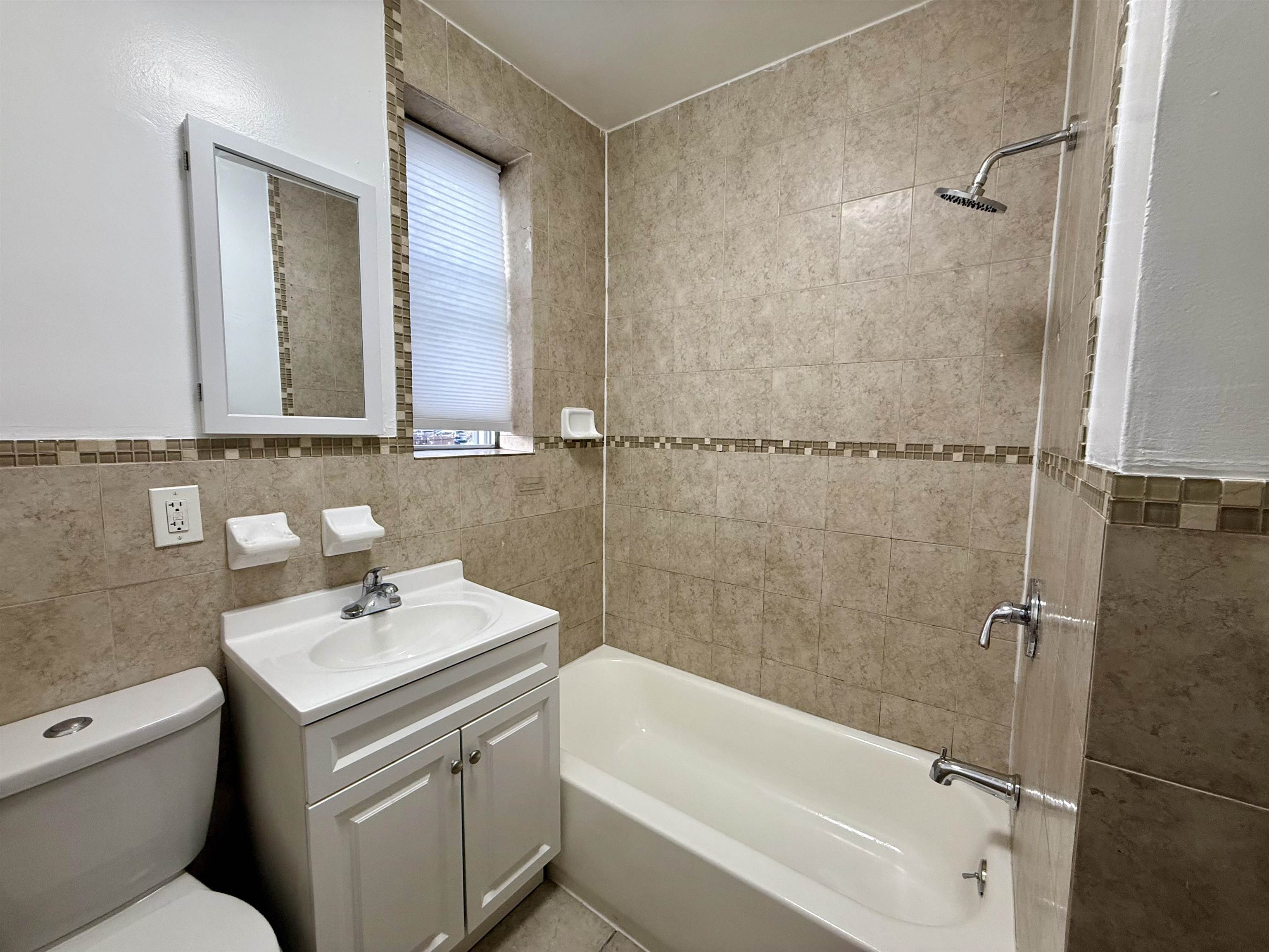 546 BERGEN AVE Unit: 1A