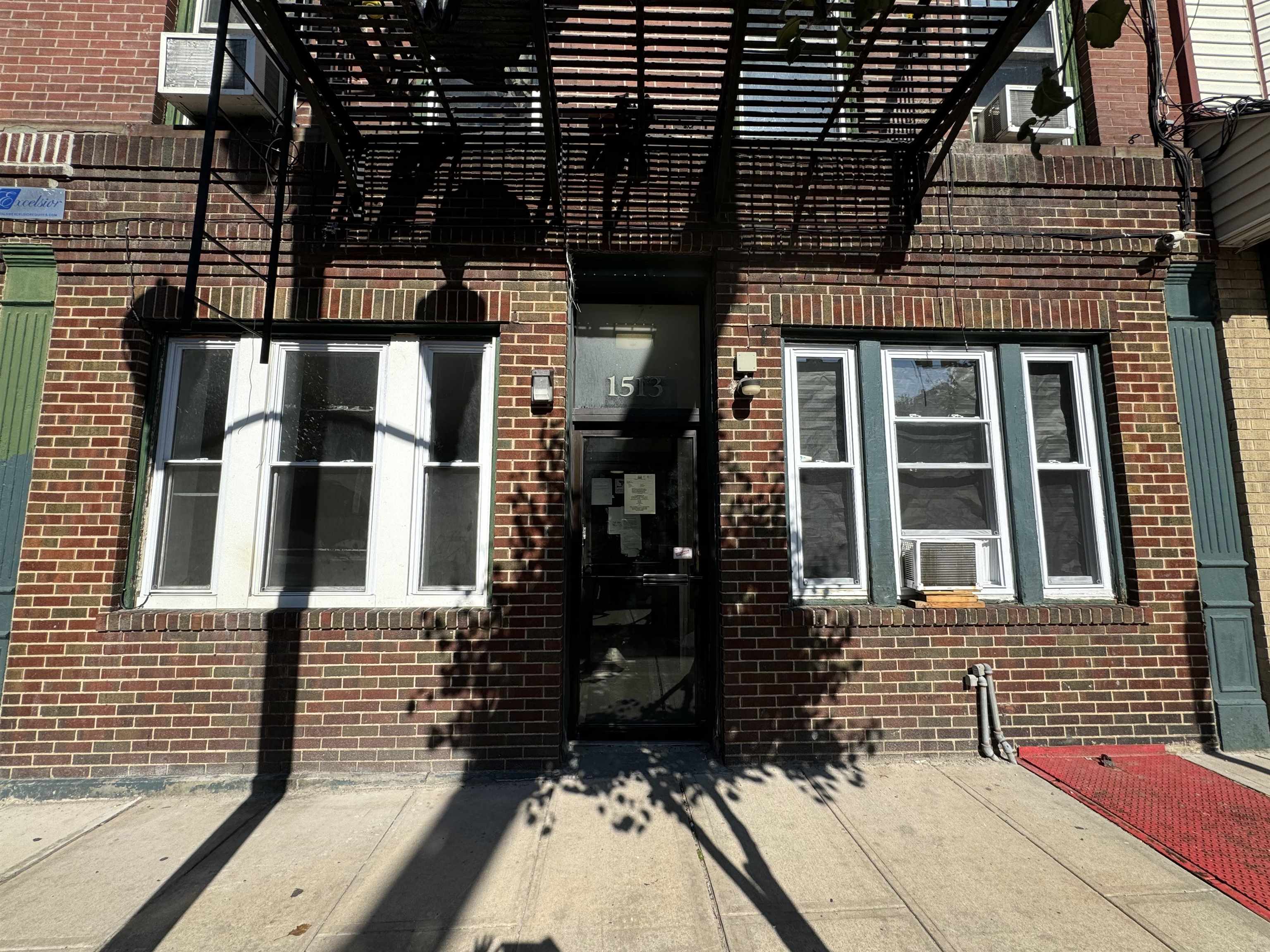 1513 SUMMIT AVE Unit: 1A