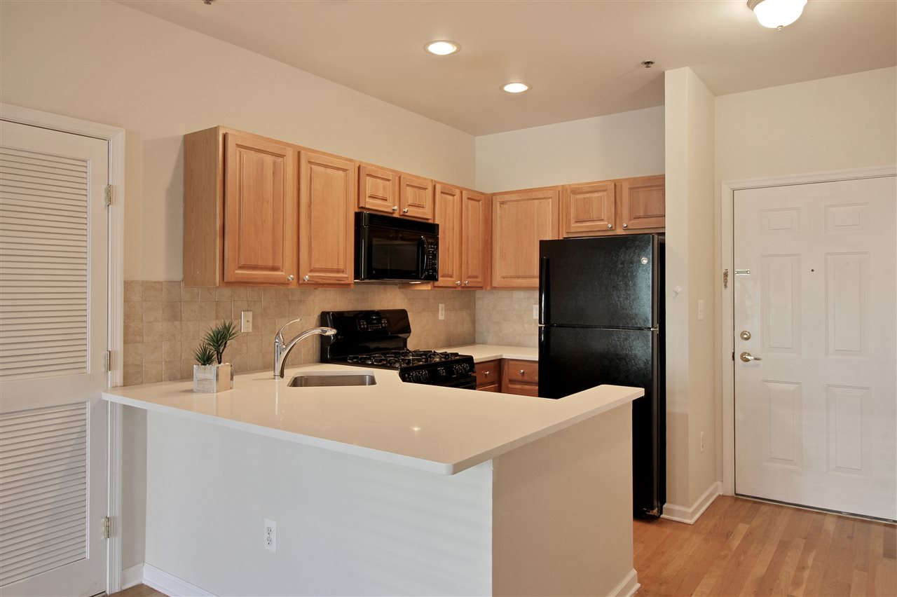 704 CLINTON ST Unit: 3D