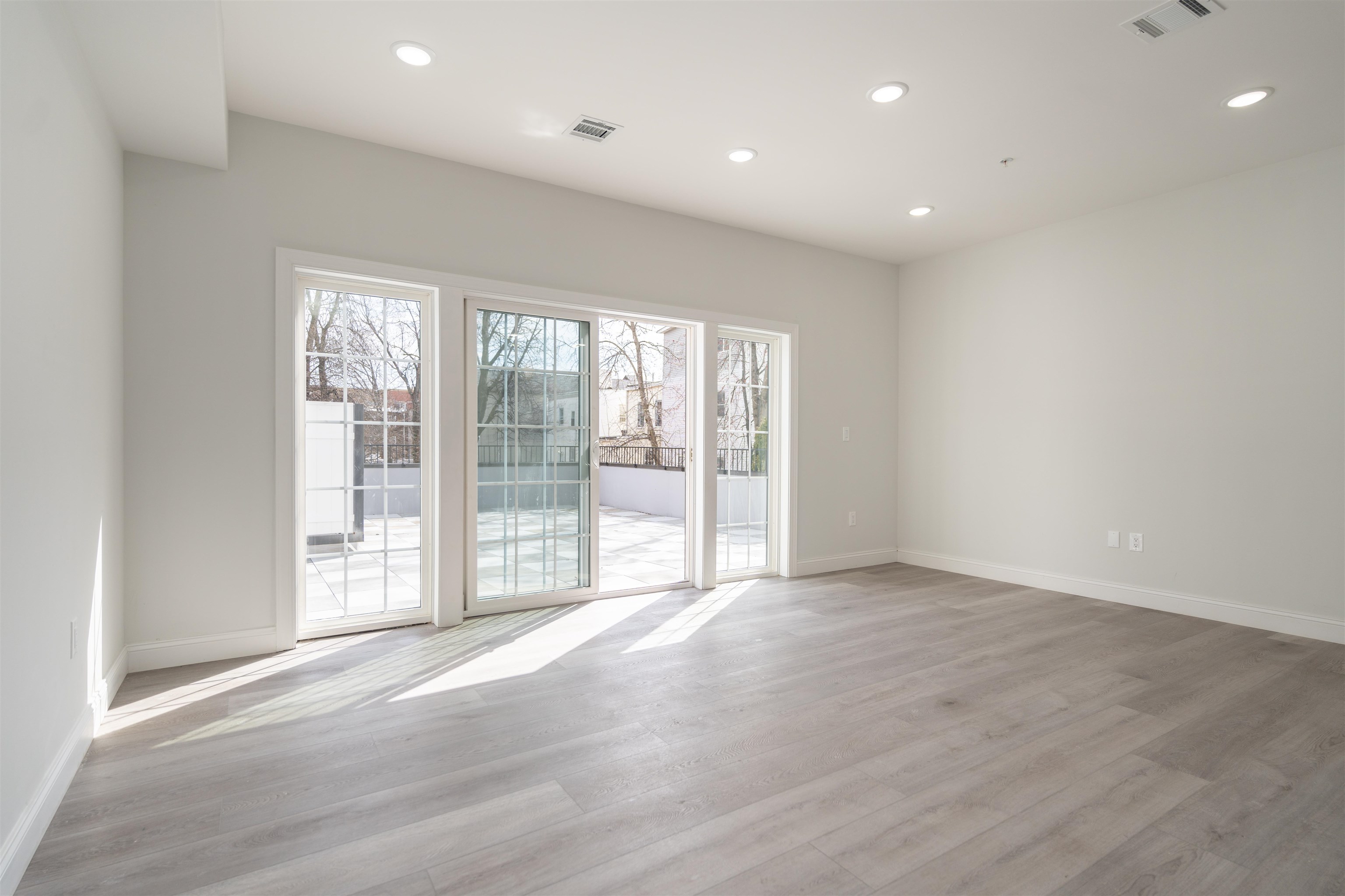 144 BERGEN AVE Unit: 2E