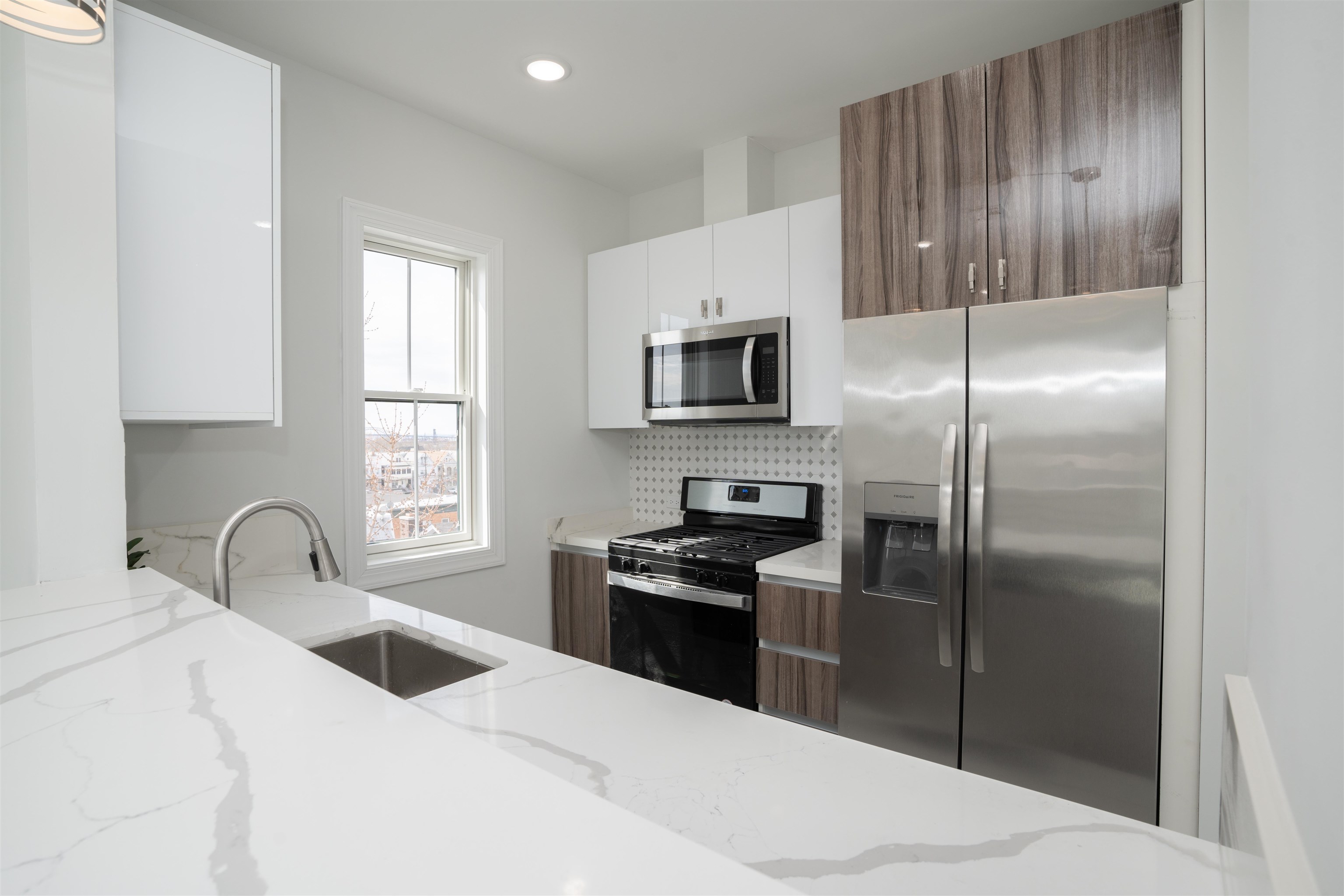 144 BERGEN AVE Unit: 2E