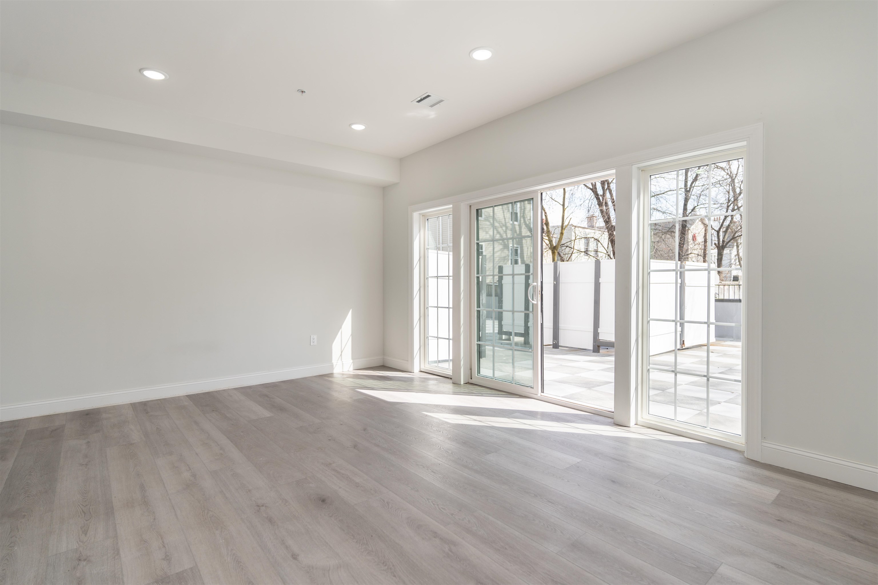 144 BERGEN AVE Unit: 2E