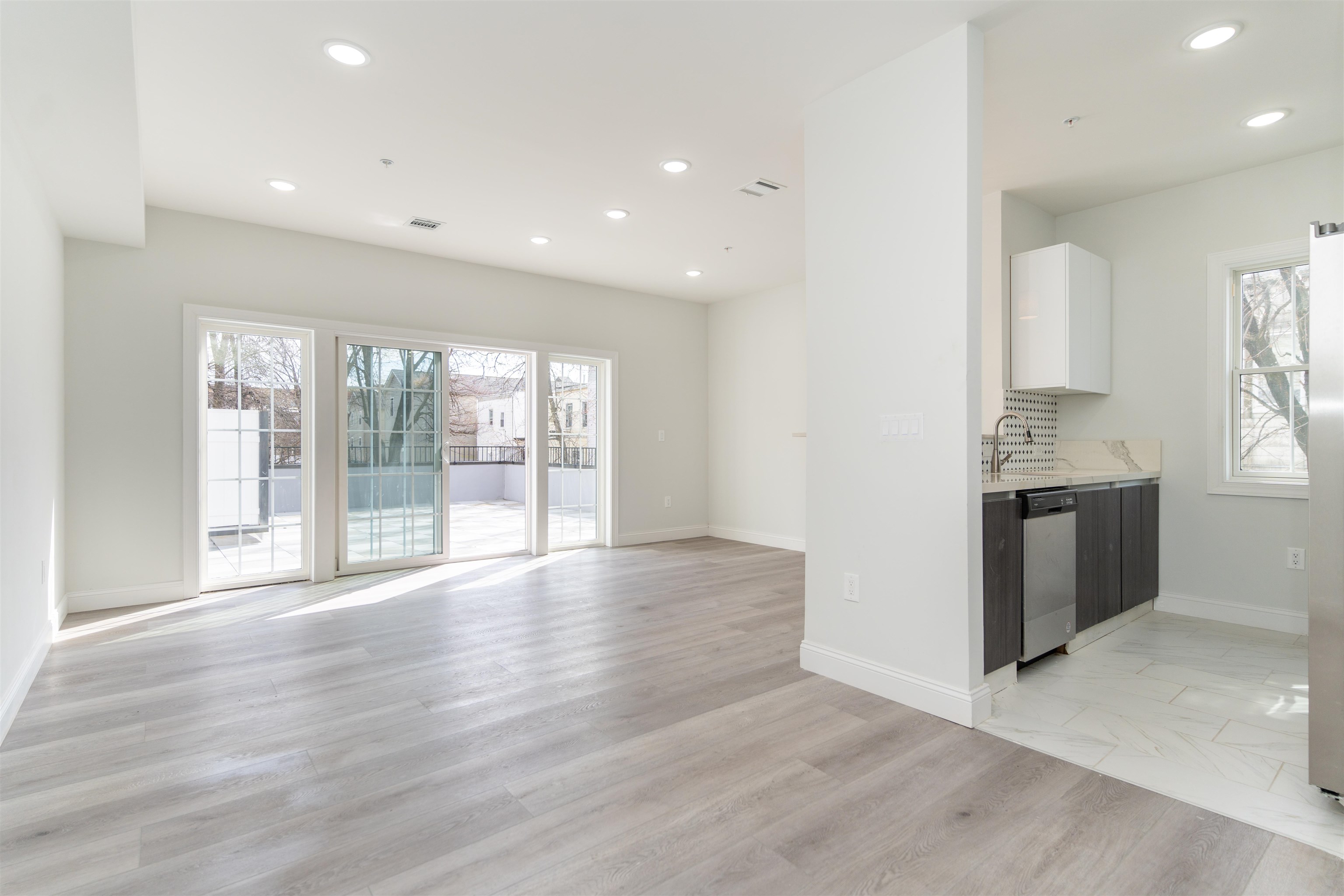 144 BERGEN AVE Unit: 2E