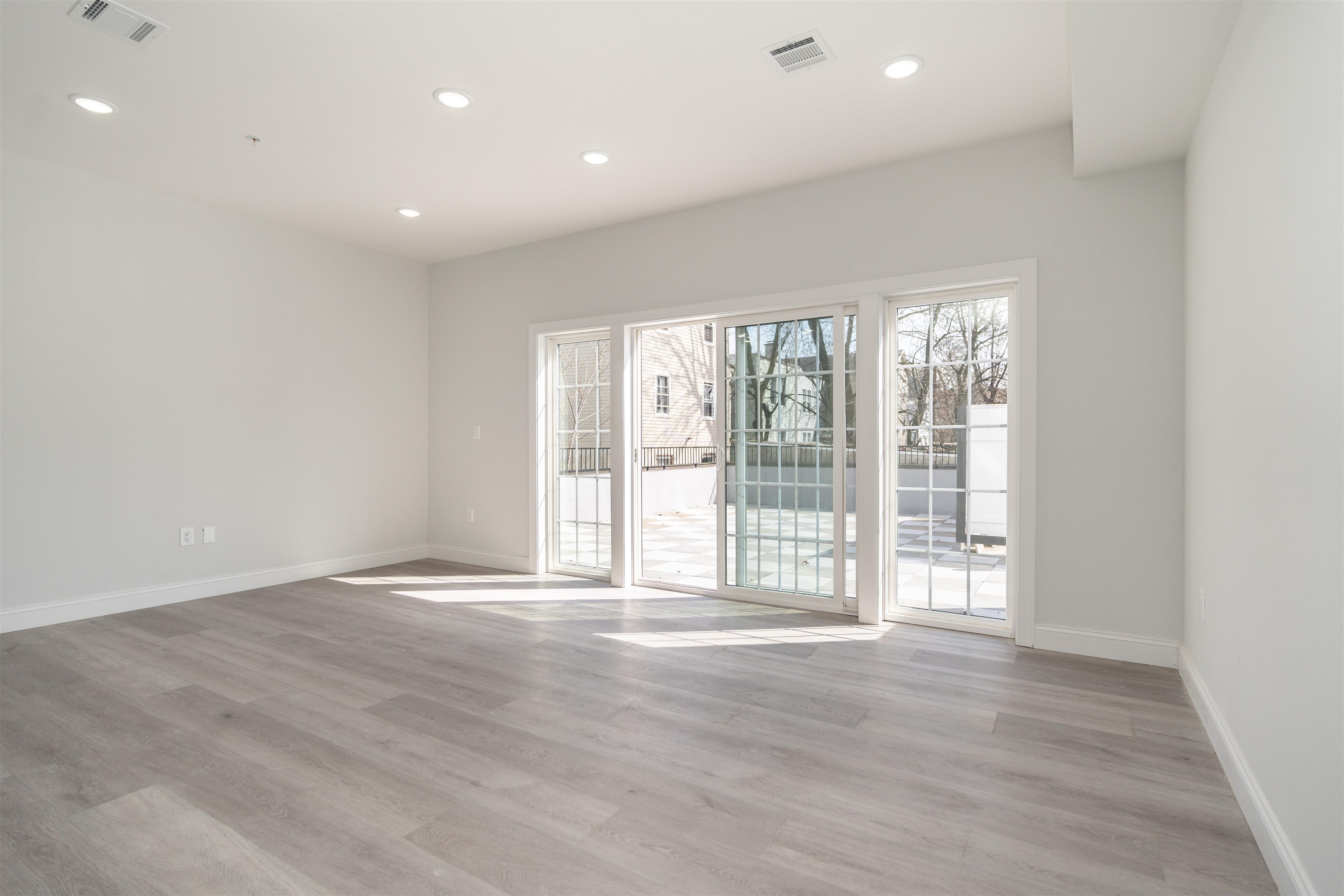 144 BERGEN AVE Unit: 2E