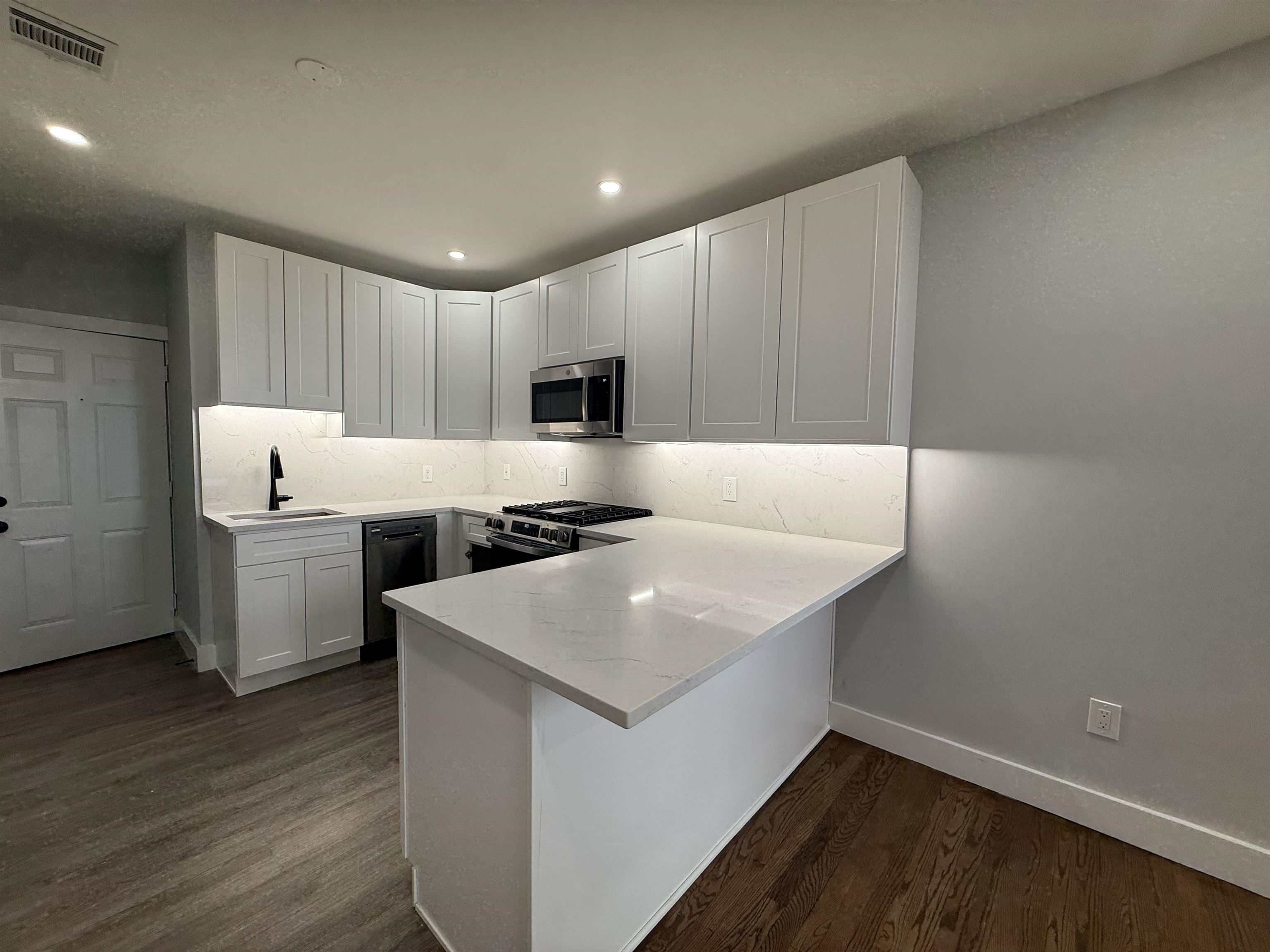 120 OGDEN AVE Unit: 2