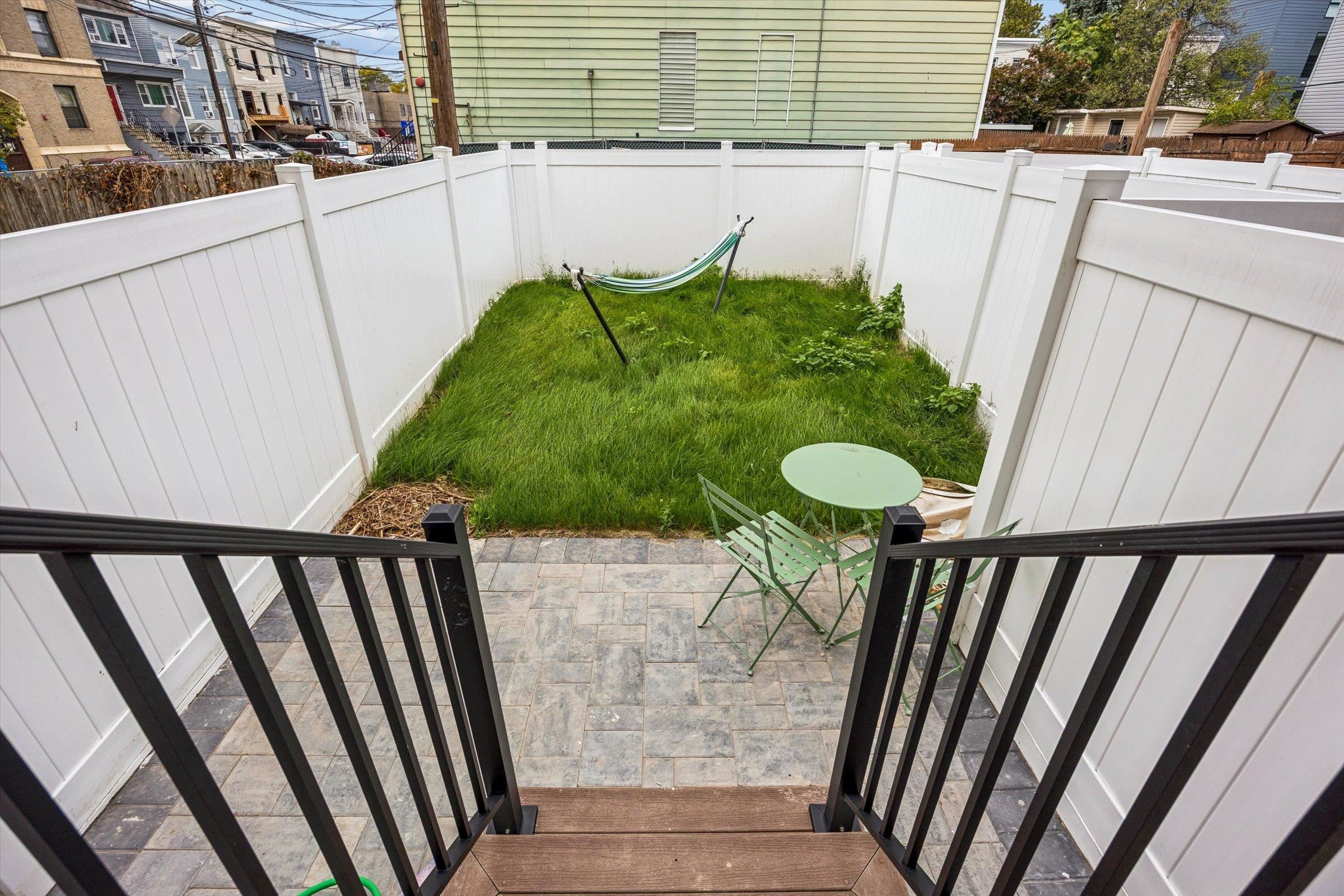 1123 SUMMIT AVE Unit: 1