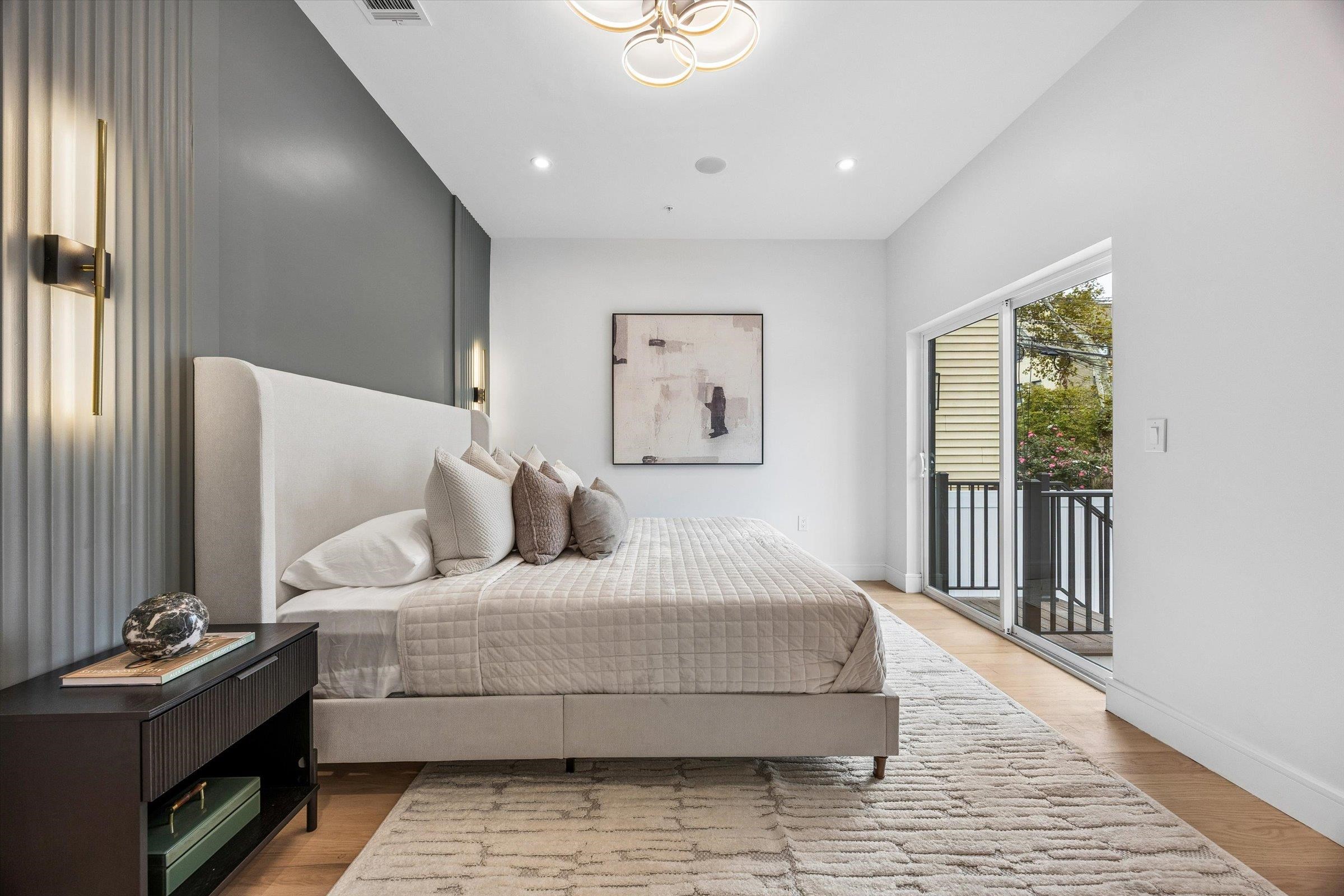 1123 SUMMIT AVE Unit: 1
