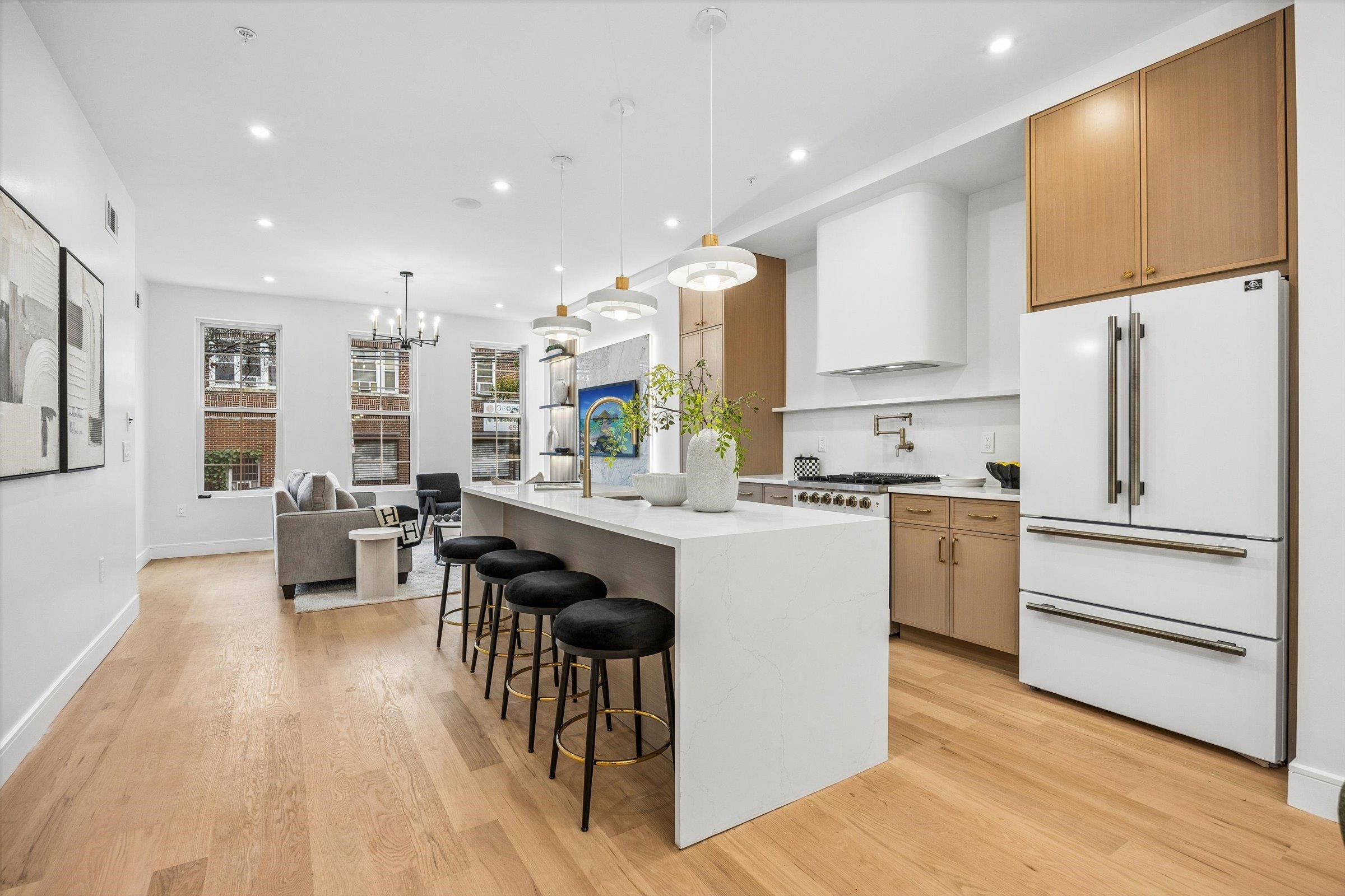 1123 SUMMIT AVE Unit: 1