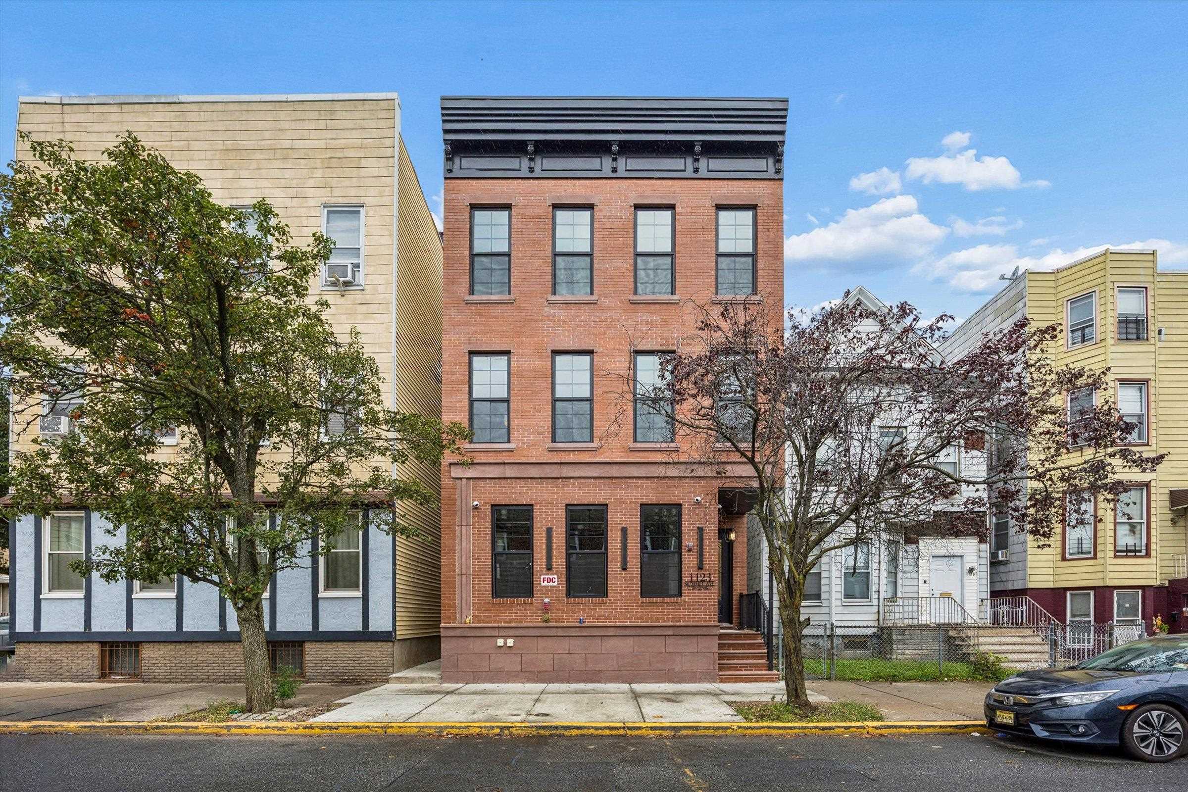1123 SUMMIT AVE Unit: 1