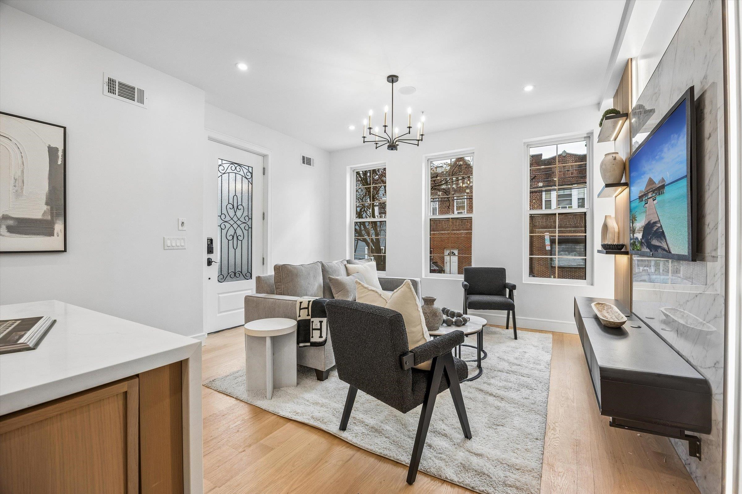 1123 SUMMIT AVE Unit: 1