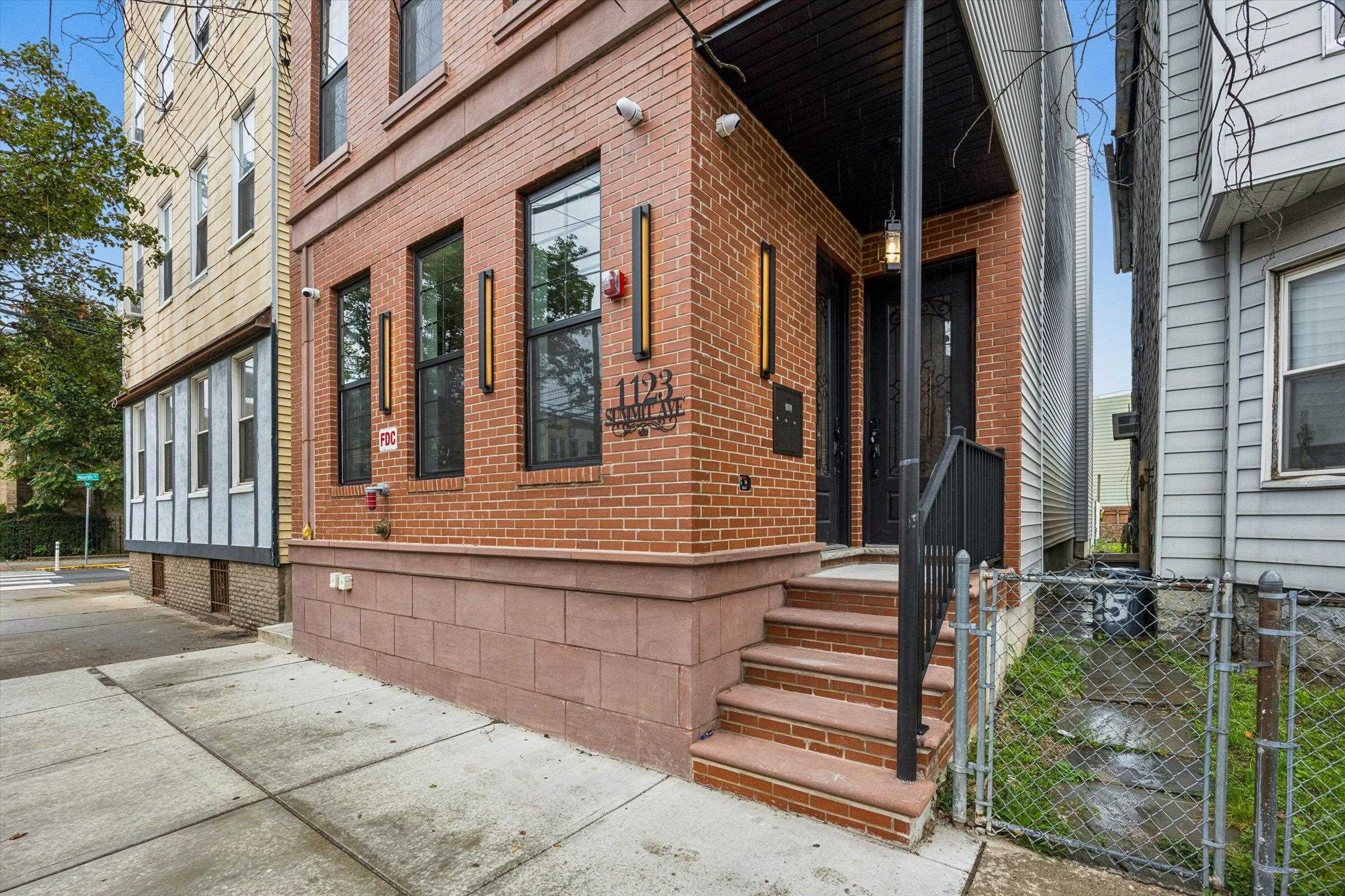 1123 SUMMIT AVE Unit: 1