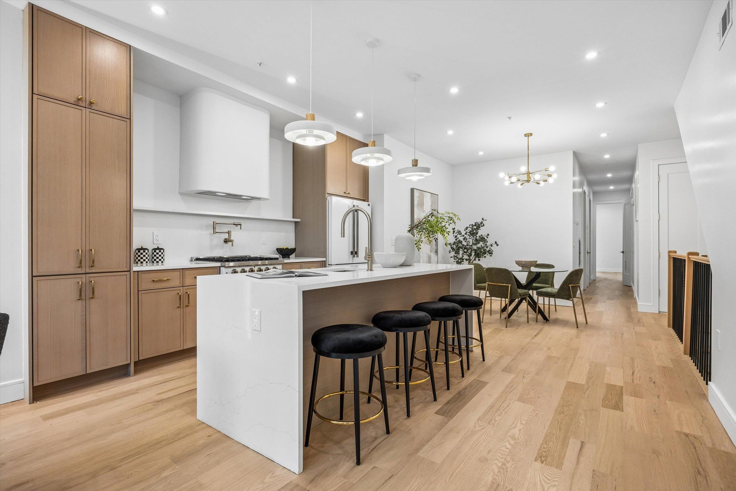 1123 SUMMIT AVE Unit: 1