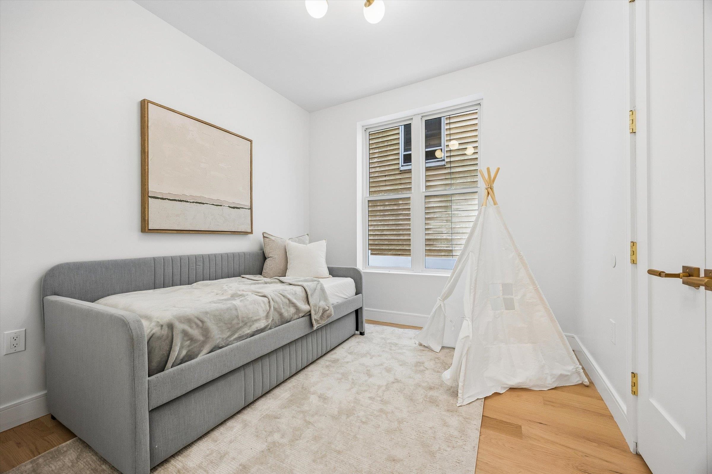 1123 SUMMIT AVE Unit: 1